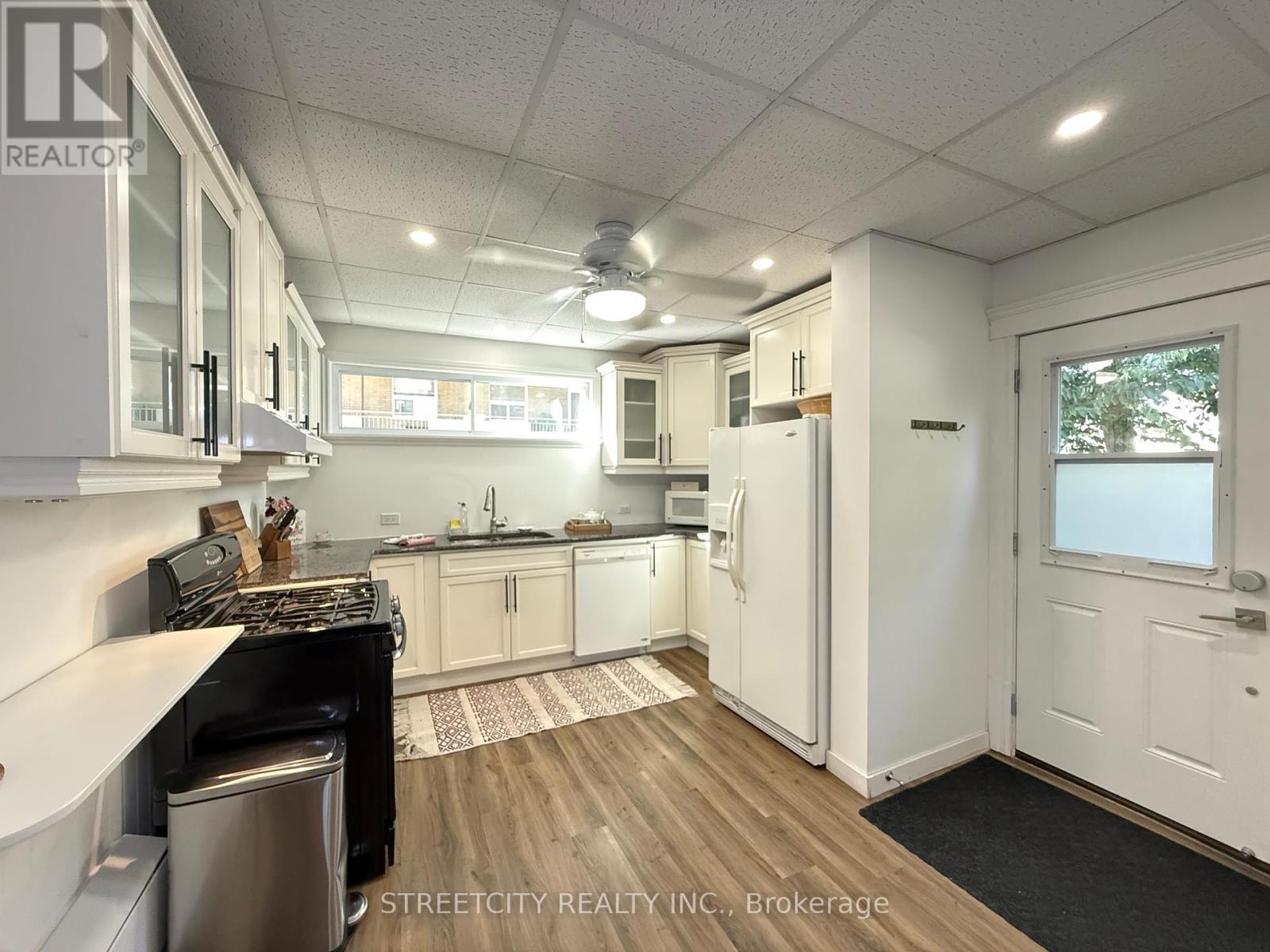 204 London Road, Sarnia, Ontario  N7T 4V5 - Photo 4 - X12439502