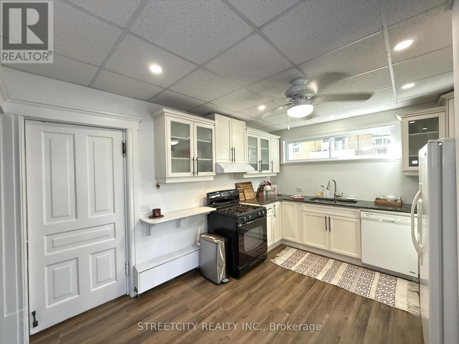 204 London Road, Sarnia, Ontario  N7T 4V5 - Photo 5 - X12439502