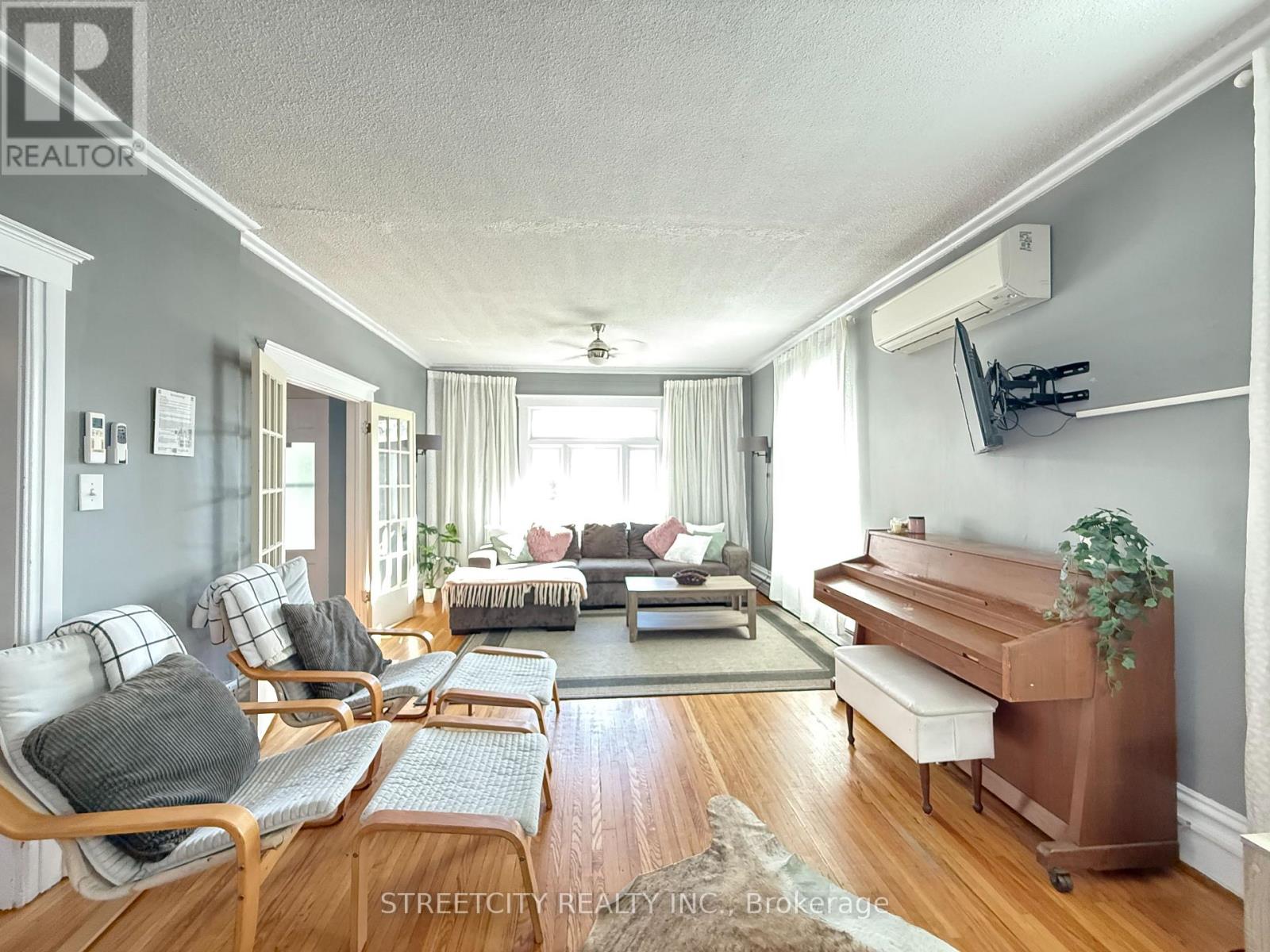 204 London Road, Sarnia, Ontario  N7T 4V5 - Photo 6 - X12439502