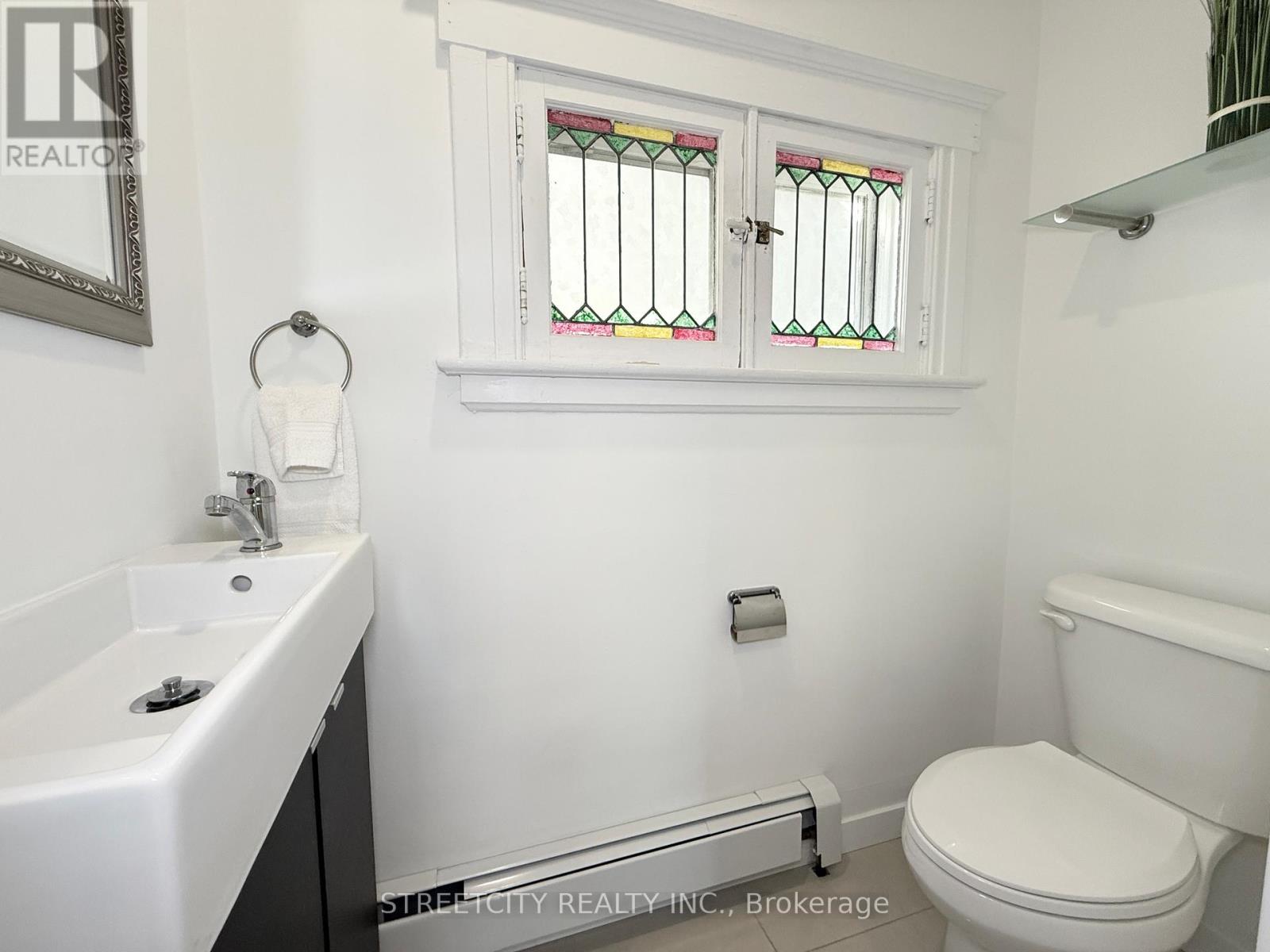 204 London Road, Sarnia, Ontario  N7T 4V5 - Photo 8 - X12439502