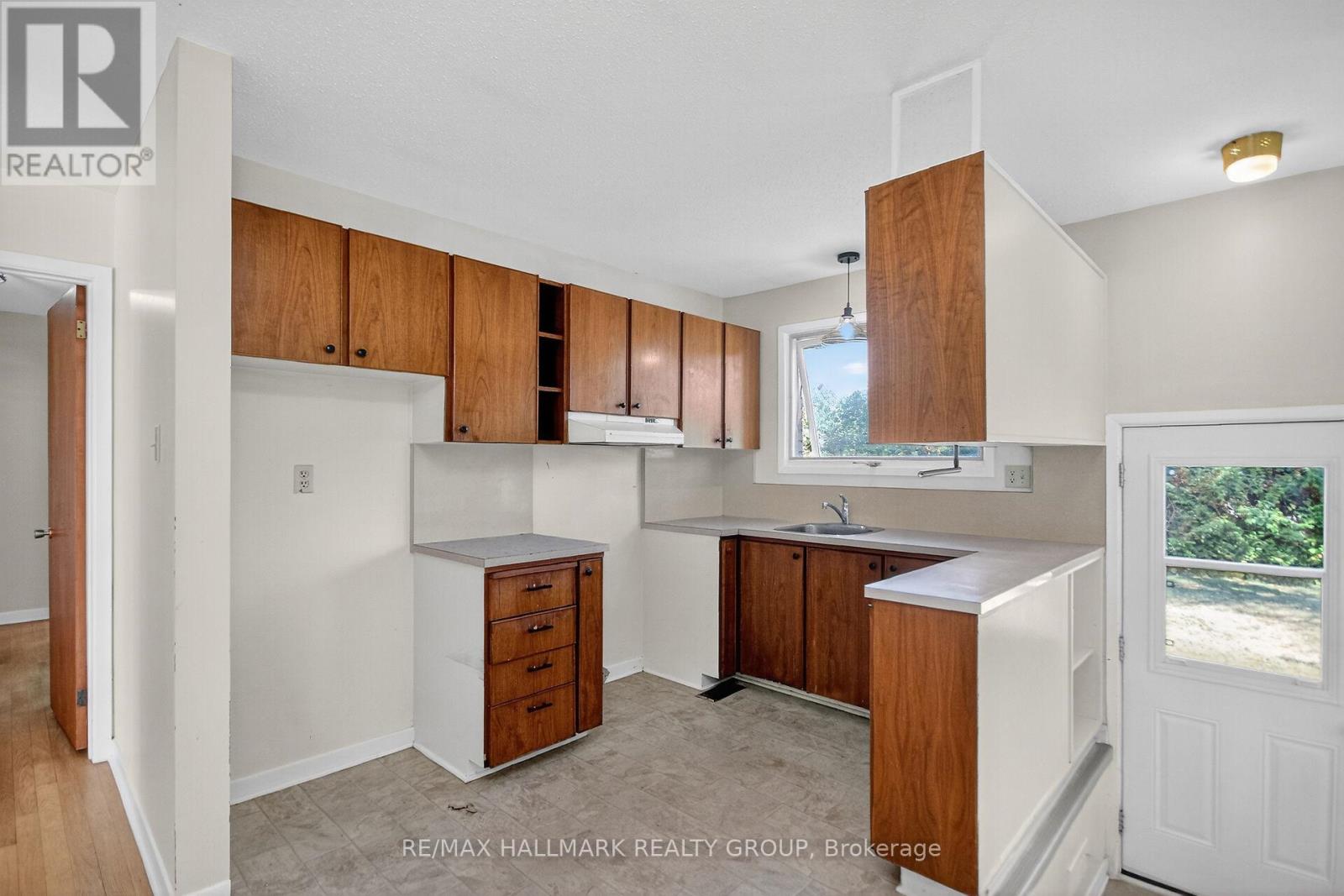 3 Sutton Place, Ottawa, Ontario  K2E 5G1 - Photo 10 - X12439659