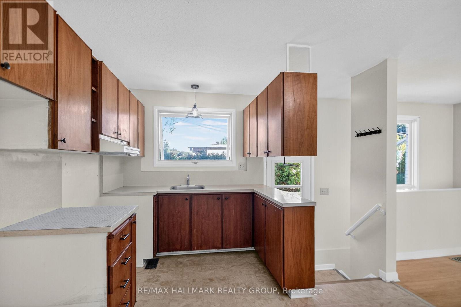 3 Sutton Place, Ottawa, Ontario  K2E 5G1 - Photo 11 - X12439659