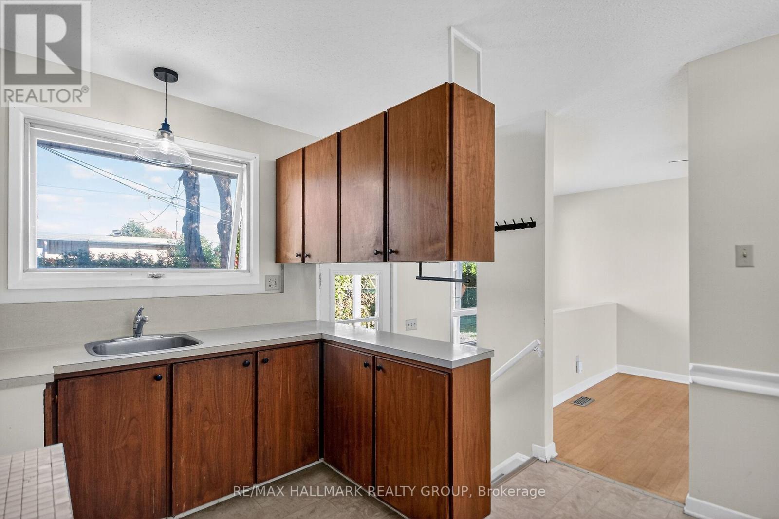 3 Sutton Place, Ottawa, Ontario  K2E 5G1 - Photo 13 - X12439659