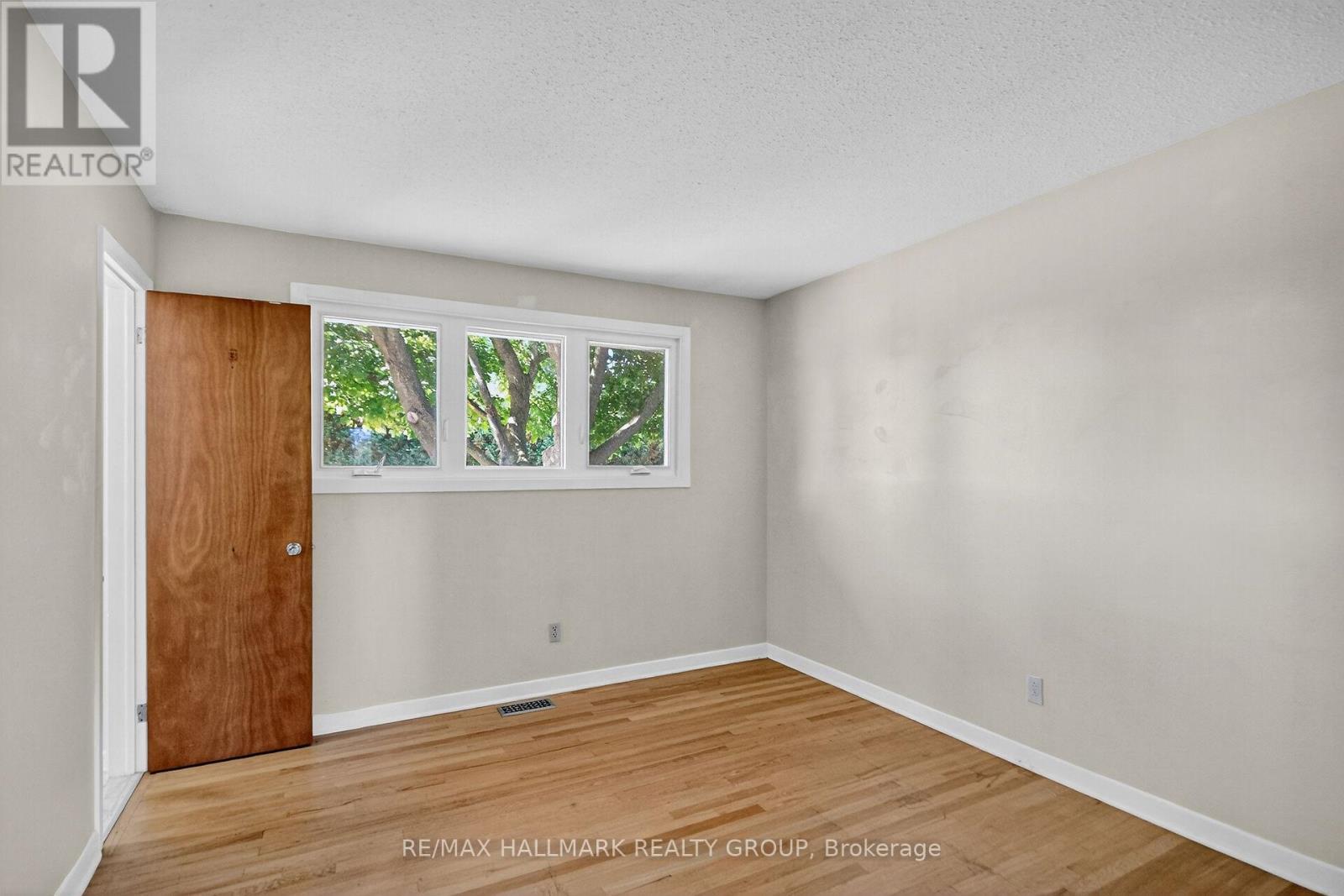 3 Sutton Place, Ottawa, Ontario  K2E 5G1 - Photo 16 - X12439659