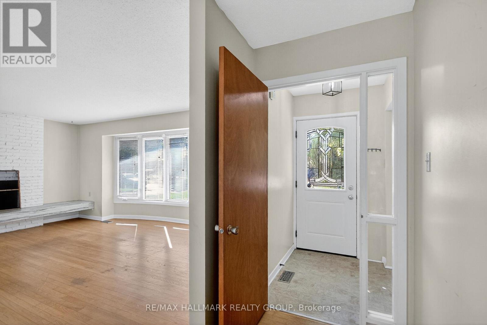 3 Sutton Place, Ottawa, Ontario  K2E 5G1 - Photo 2 - X12439659