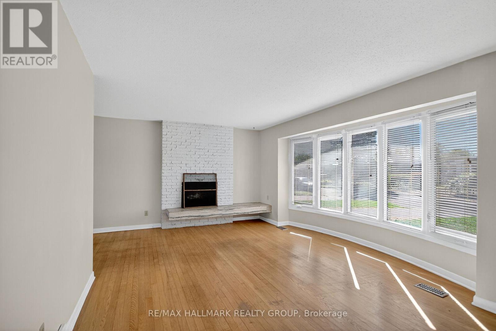 3 Sutton Place, Ottawa, Ontario  K2E 5G1 - Photo 3 - X12439659
