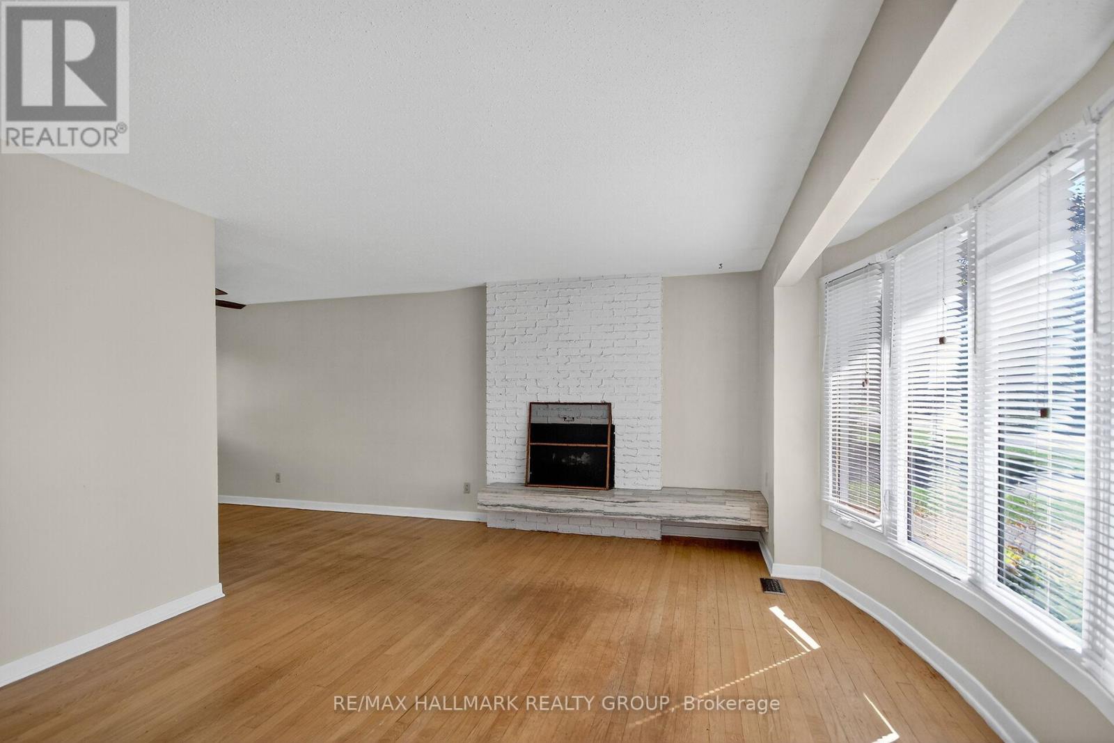 3 Sutton Place, Ottawa, Ontario  K2E 5G1 - Photo 4 - X12439659