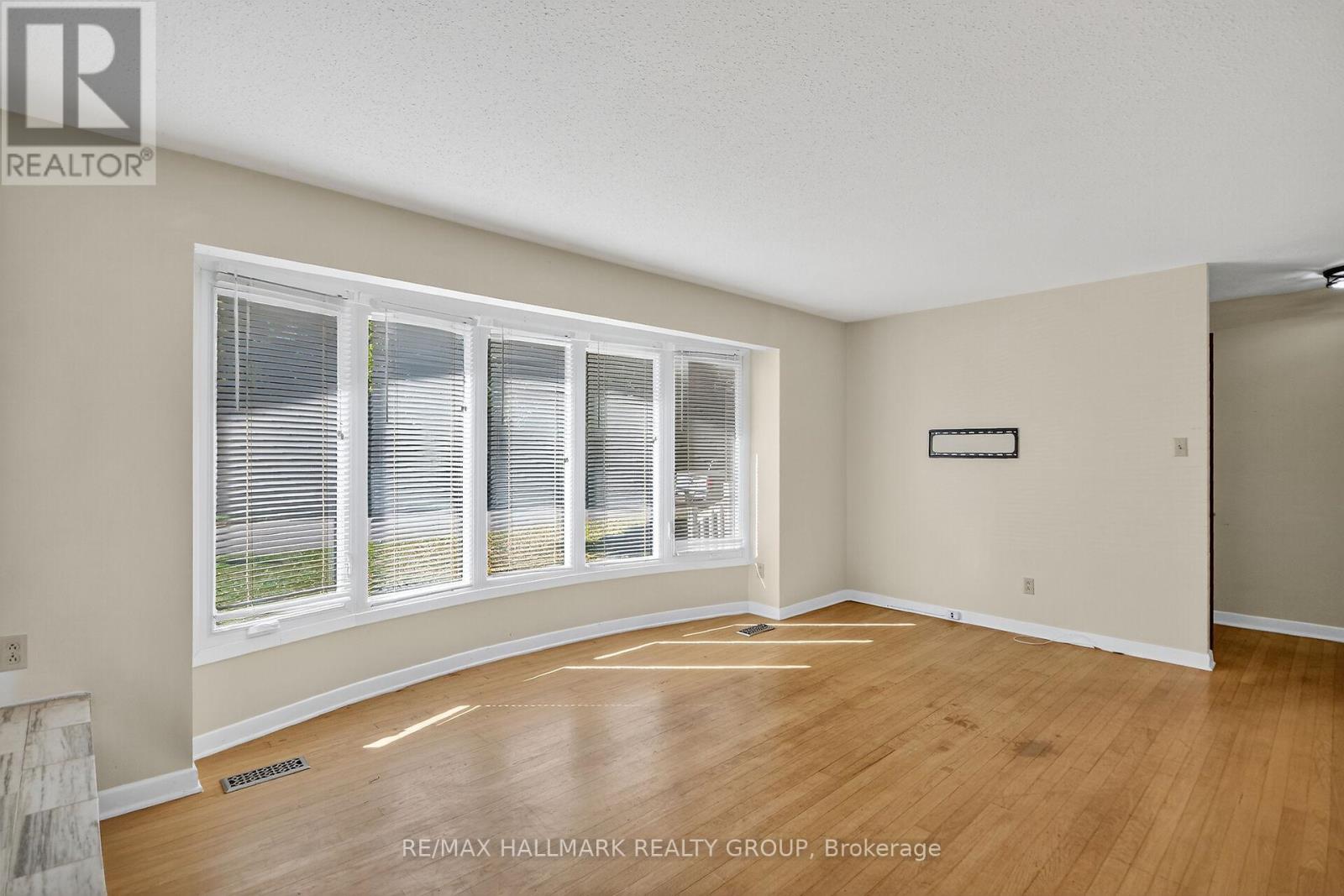 3 Sutton Place, Ottawa, Ontario  K2E 5G1 - Photo 5 - X12439659