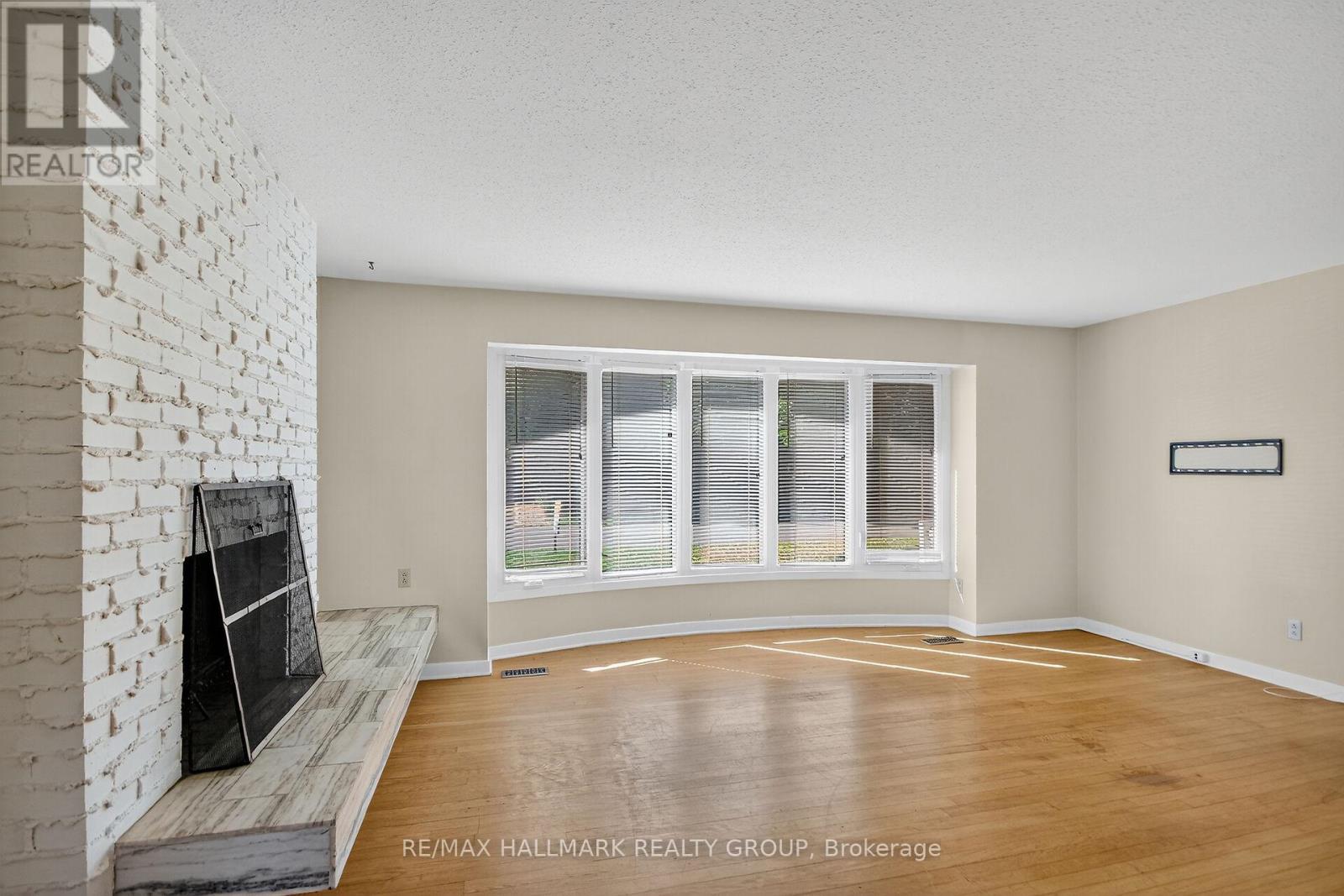 3 Sutton Place, Ottawa, Ontario  K2E 5G1 - Photo 6 - X12439659