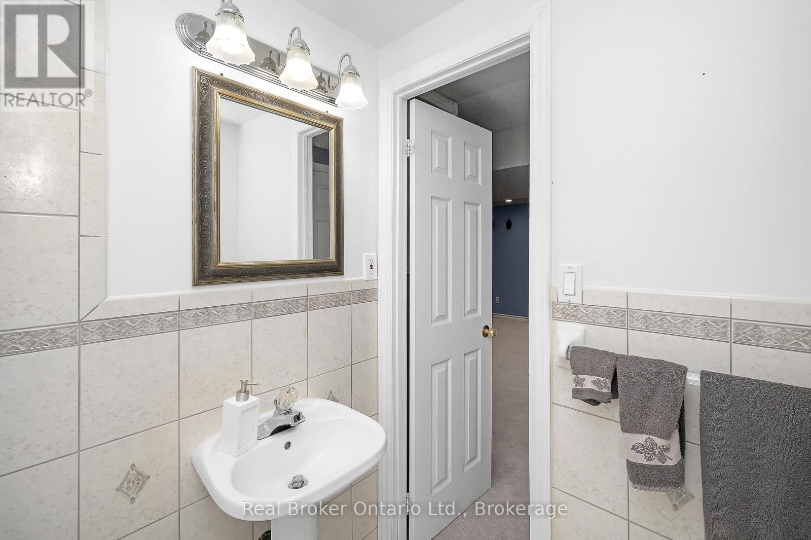 3277 Folkway Drive, Burlington, Ontario  L7M 3J2 - Photo 42 - W12439564