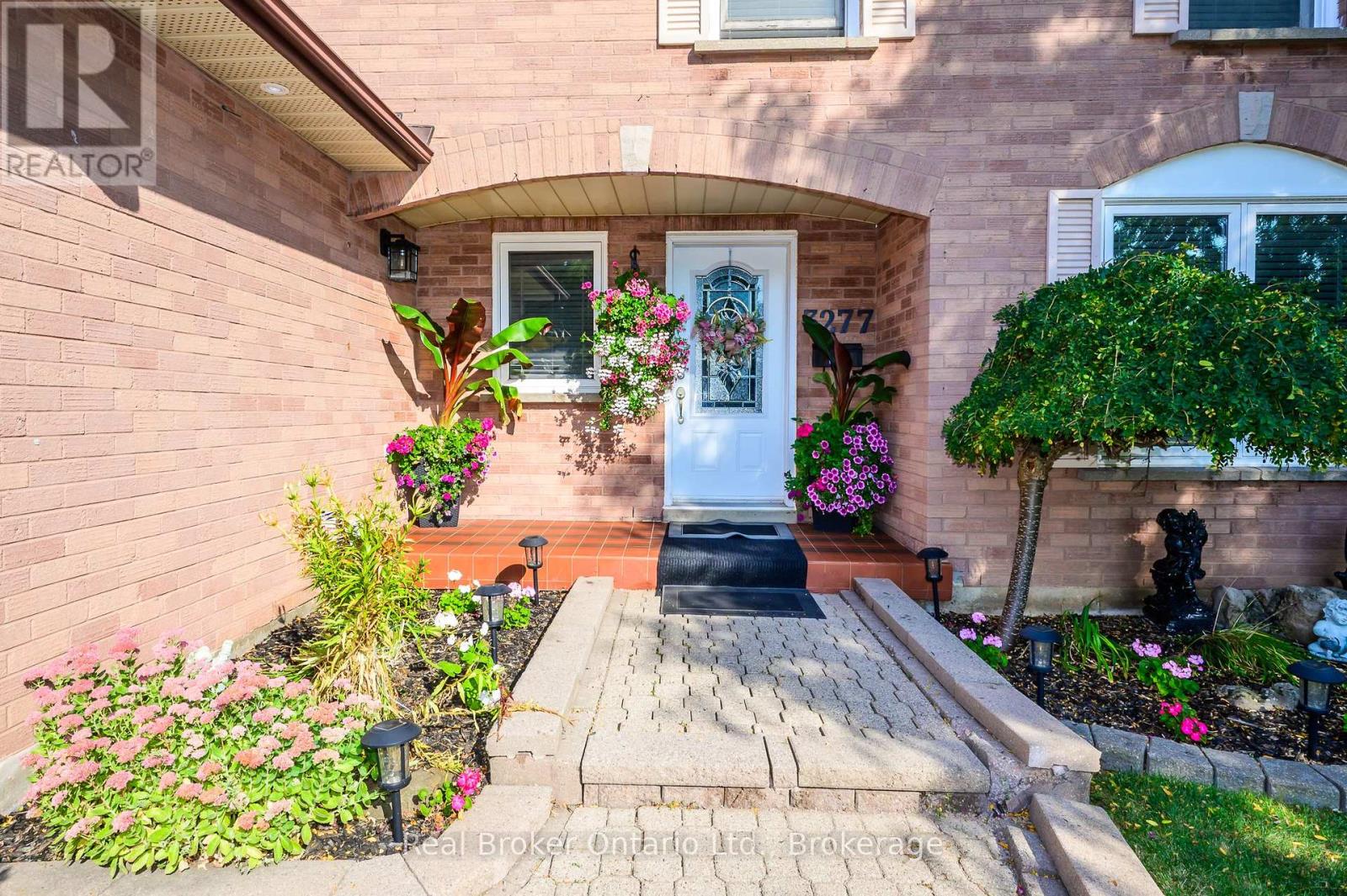 3277 Folkway Drive, Burlington, Ontario  L7M 3J2 - Photo 5 - W12439564
