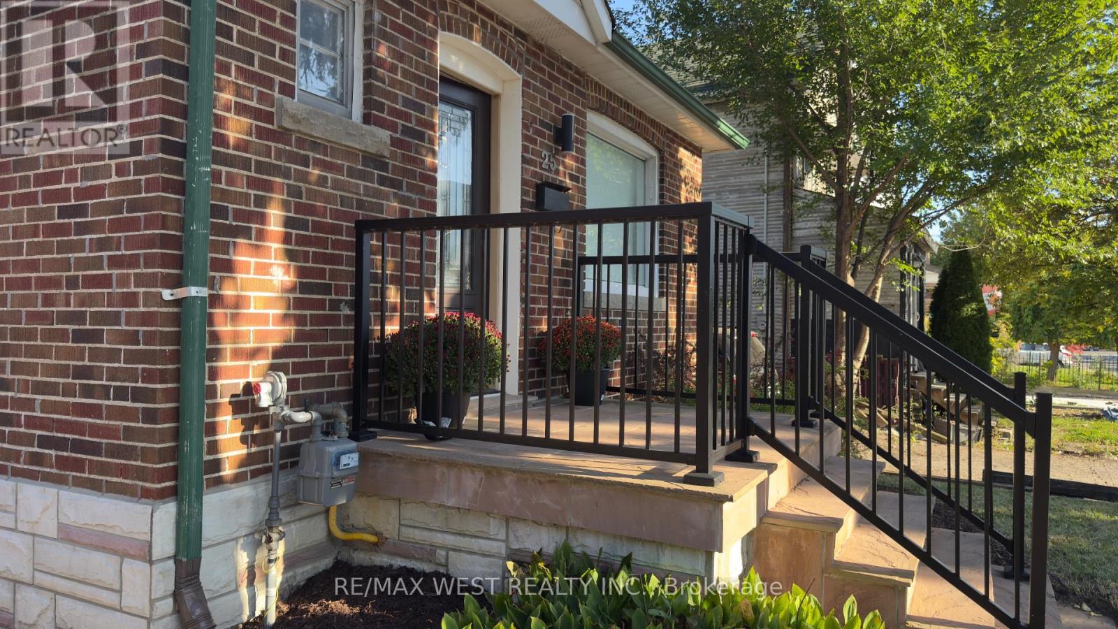 25 Sixteenth Street, Toronto, Ontario  M8V 3J7 - Photo 4 - W12437026