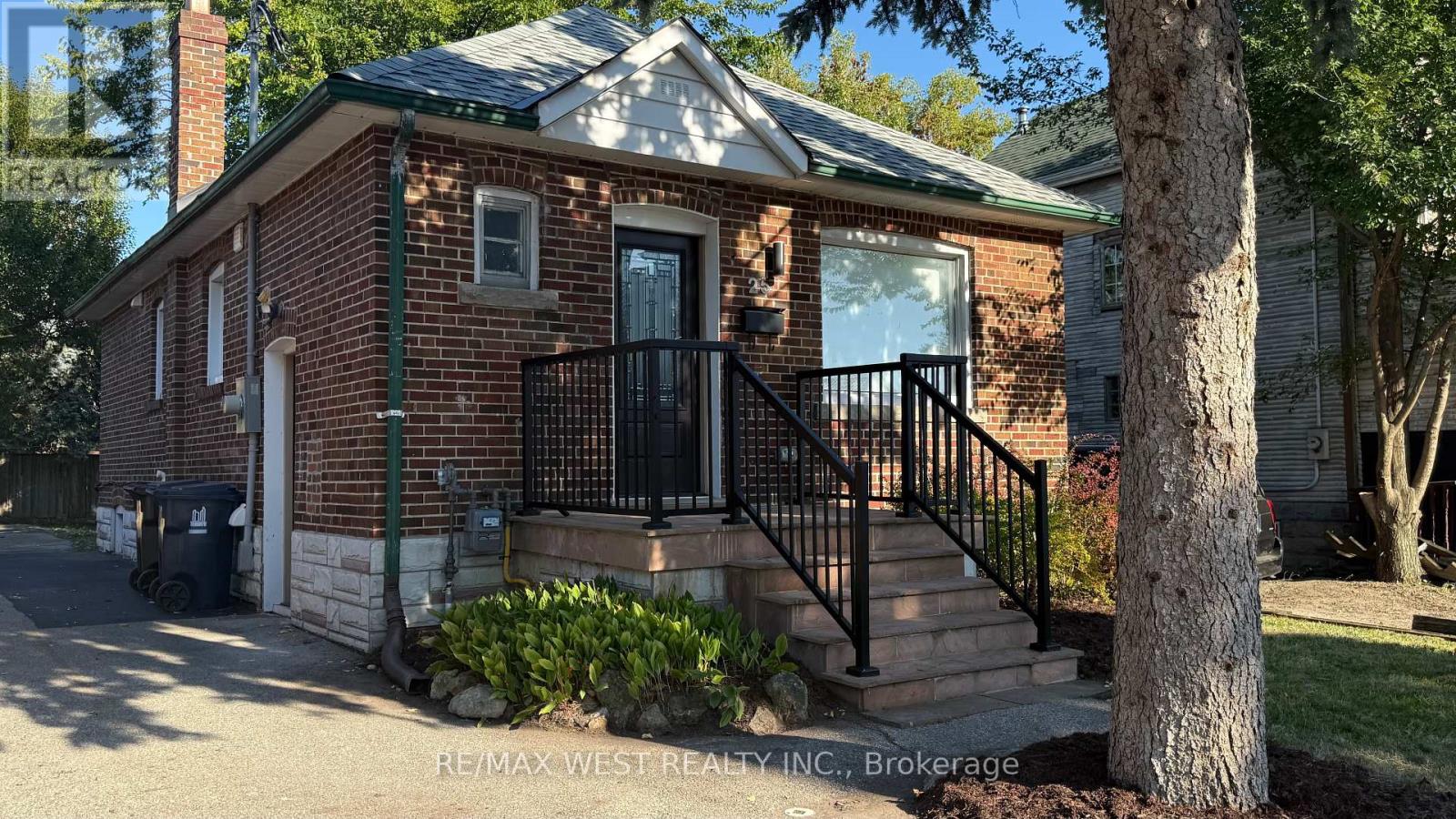 25 Sixteenth Street, Toronto, Ontario  M8V 3J7 - Photo 5 - W12437026