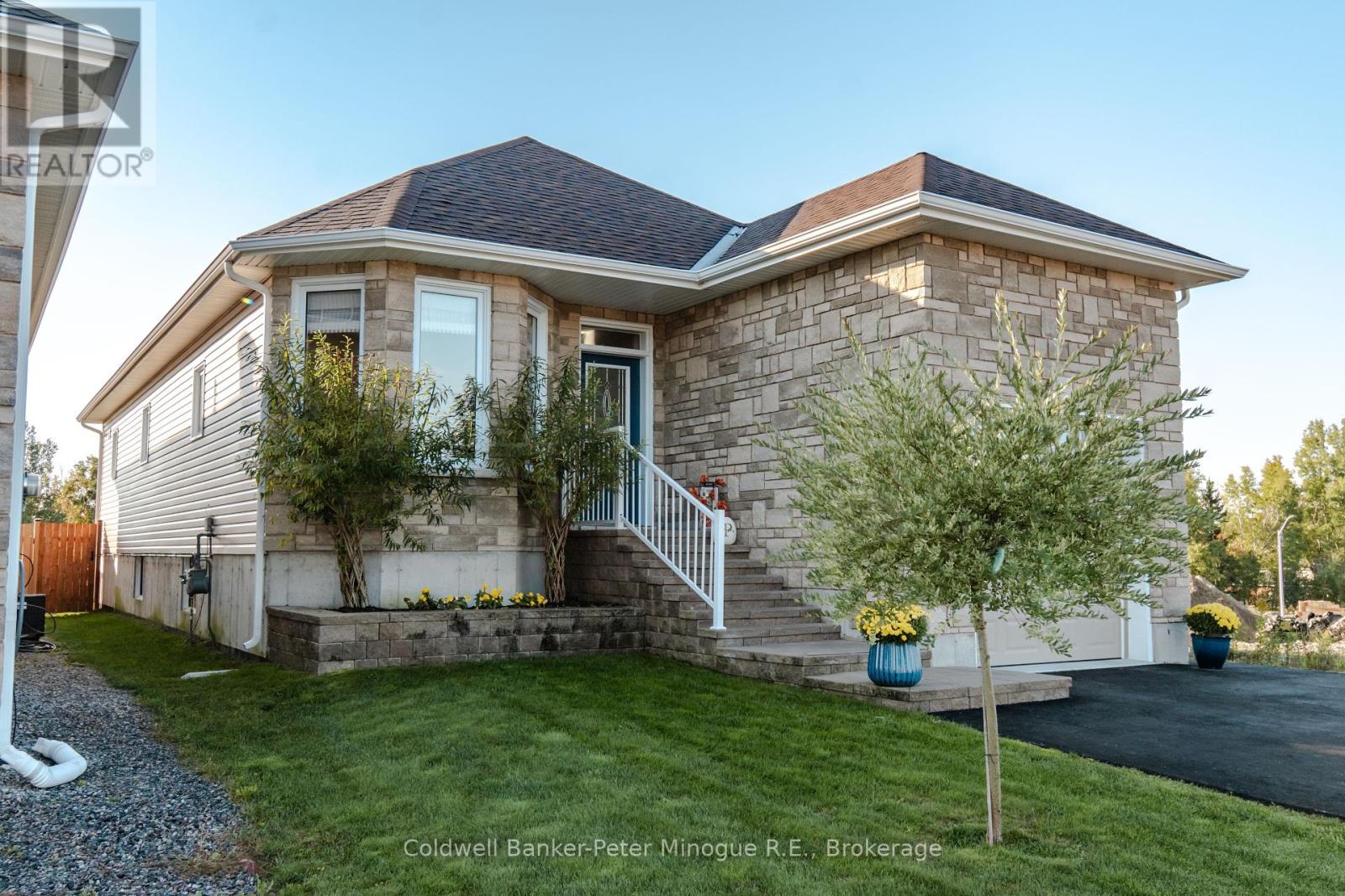 15 Frank Court, North Bay, Ontario  P1B 0C4 - Photo 2 - X12439586