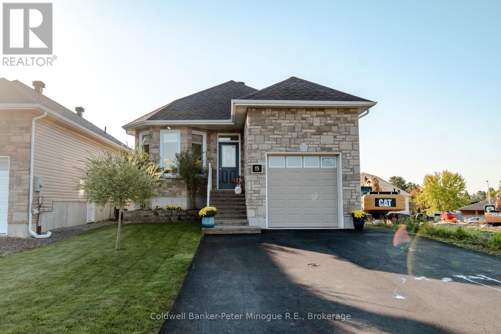 15 Frank Court, North Bay, Ontario  P1B 0C4 - Photo 3 - X12439586