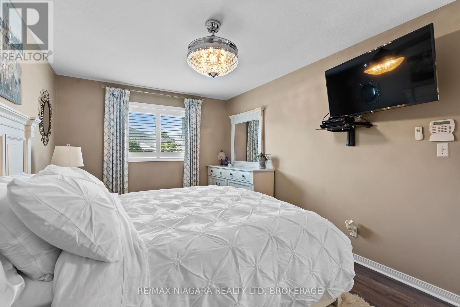 208 Autumn Crescent, Welland (West Welland), Ontario  L3C 7K2 - Photo 10 - X12439504