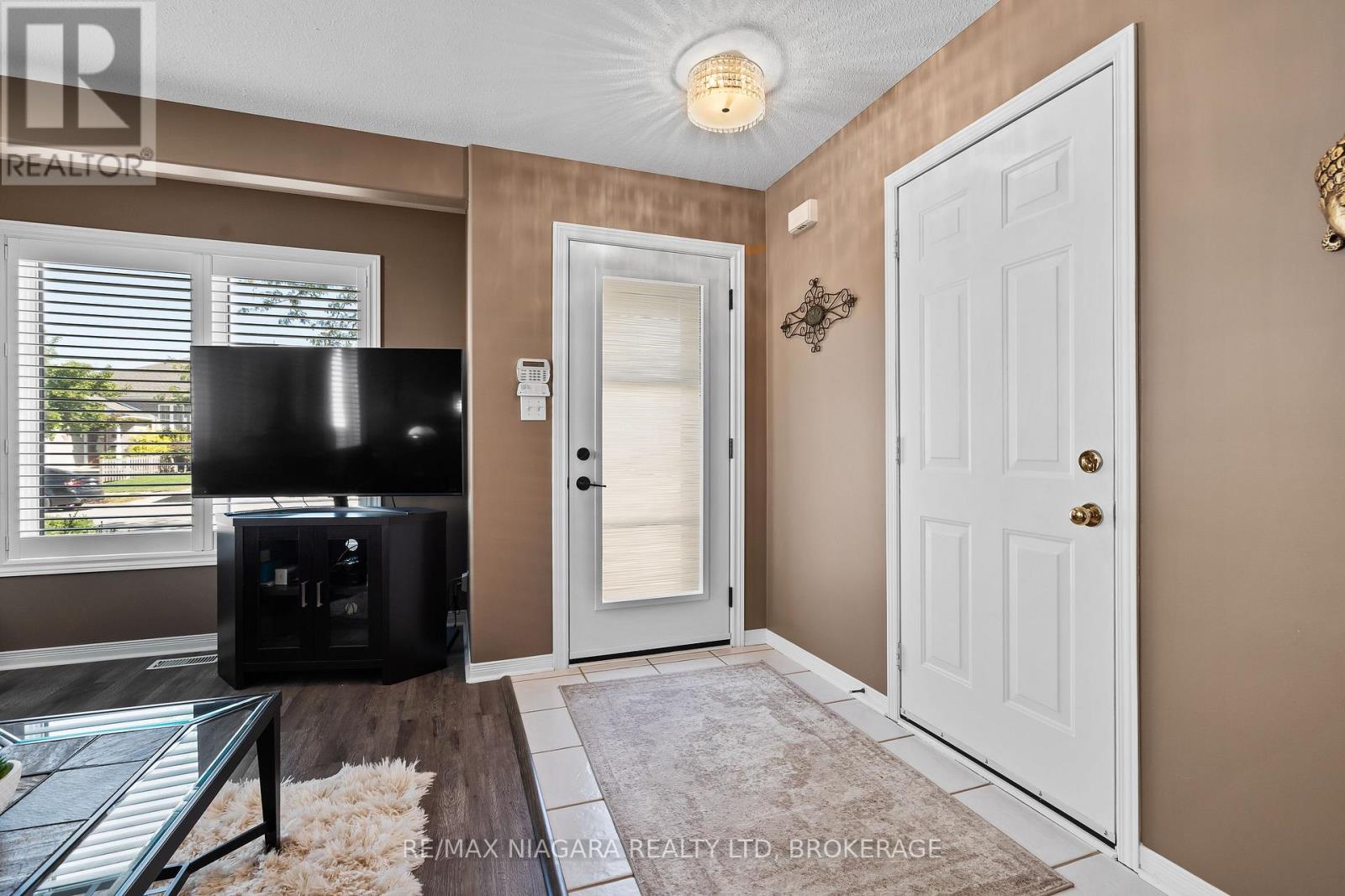 208 Autumn Crescent, Welland (West Welland), Ontario  L3C 7K2 - Photo 3 - X12439504