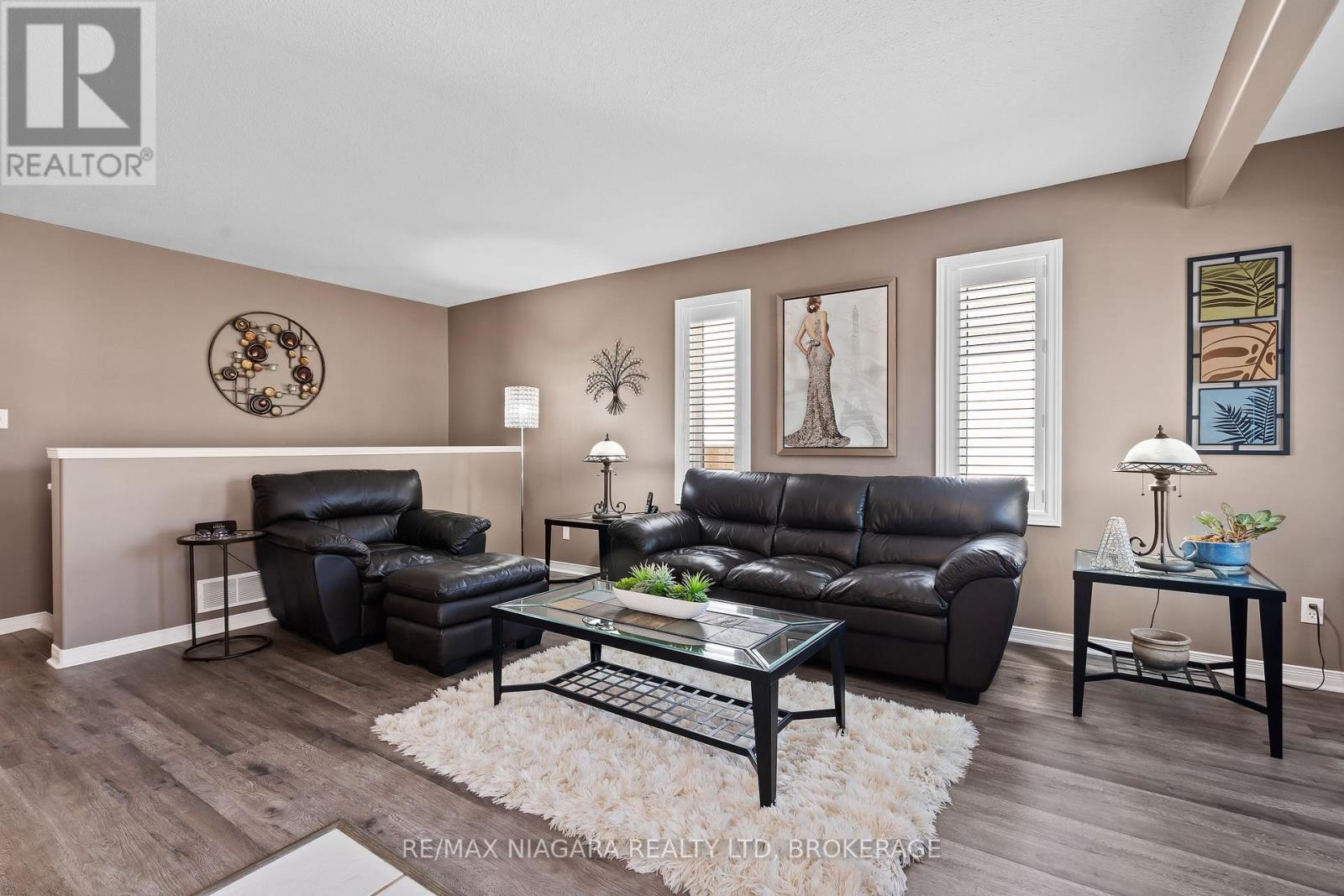 208 Autumn Crescent, Welland (West Welland), Ontario  L3C 7K2 - Photo 4 - X12439504