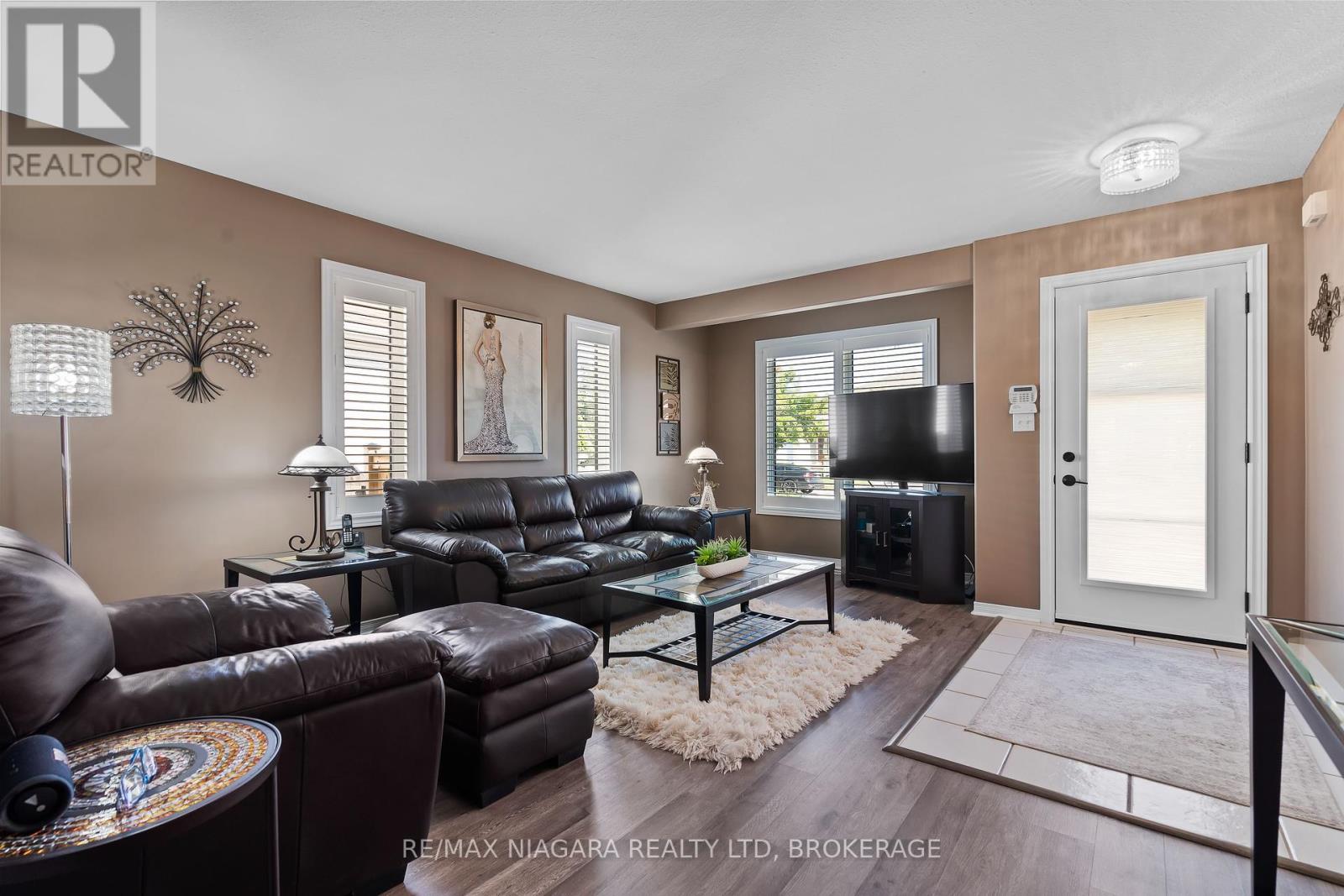 208 Autumn Crescent, Welland (West Welland), Ontario  L3C 7K2 - Photo 5 - X12439504