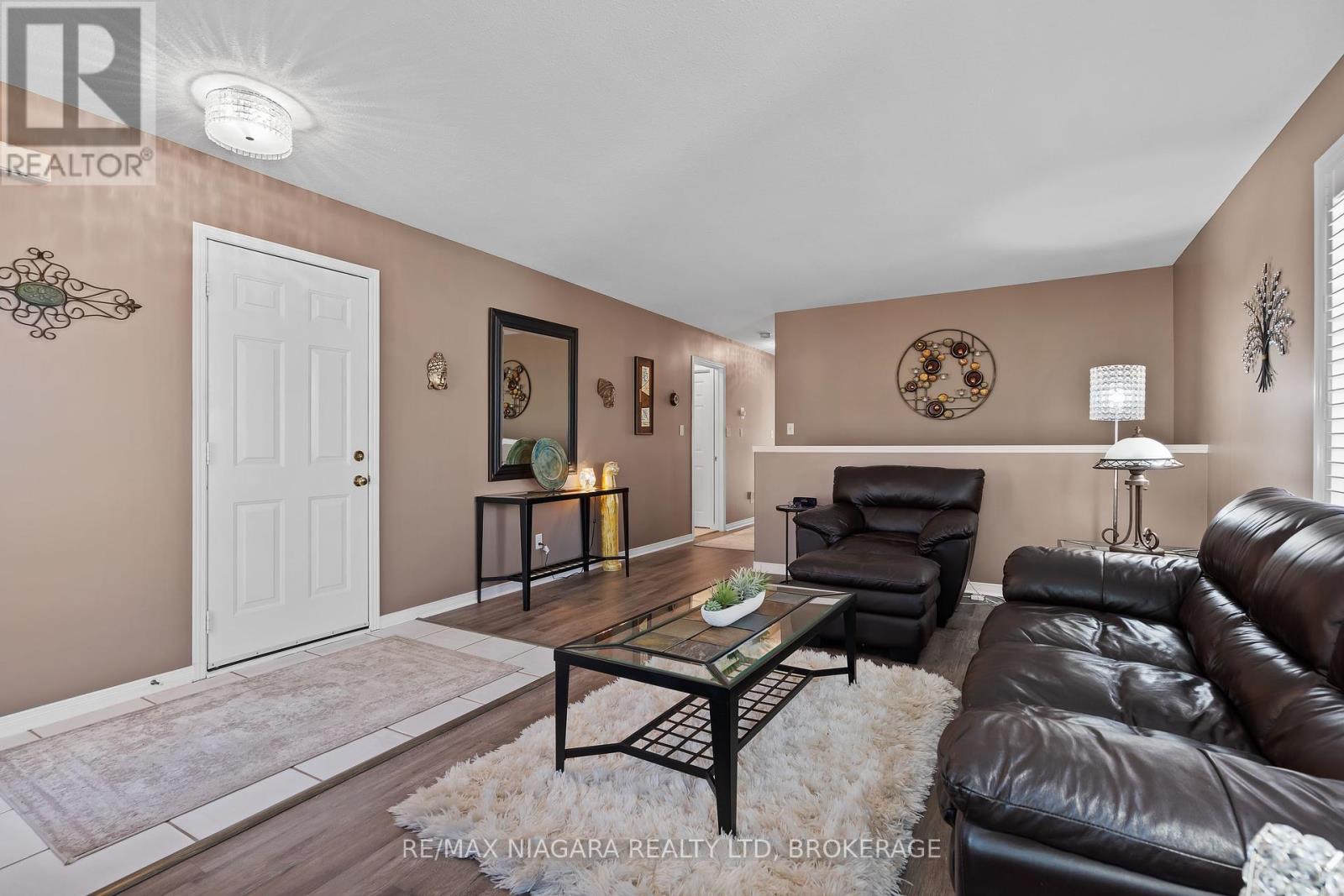 208 Autumn Crescent, Welland (West Welland), Ontario  L3C 7K2 - Photo 6 - X12439504