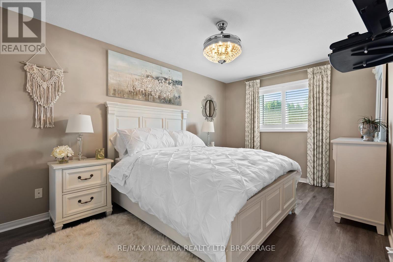 208 Autumn Crescent, Welland (West Welland), Ontario  L3C 7K2 - Photo 9 - X12439504