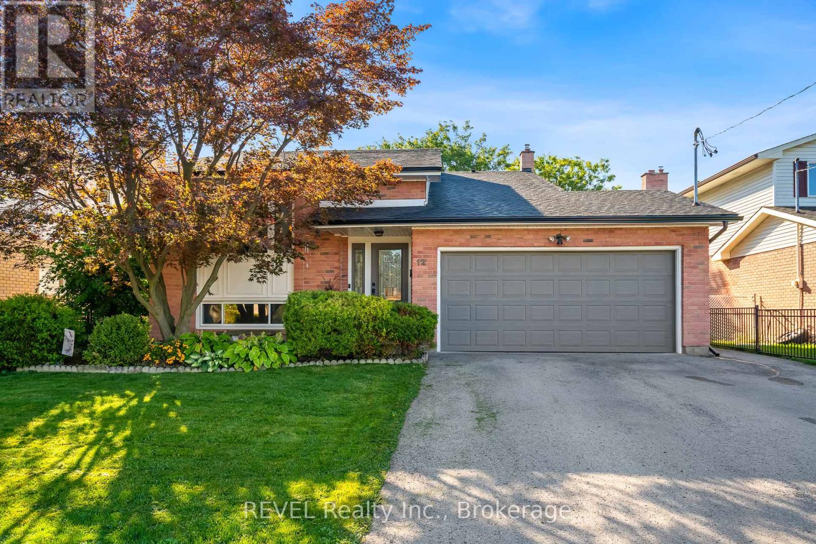 12 Silverdale Drive, St. Catharines (Vine/linwell), Ontario  L2M 3N1 - Photo 2 - X12439514
