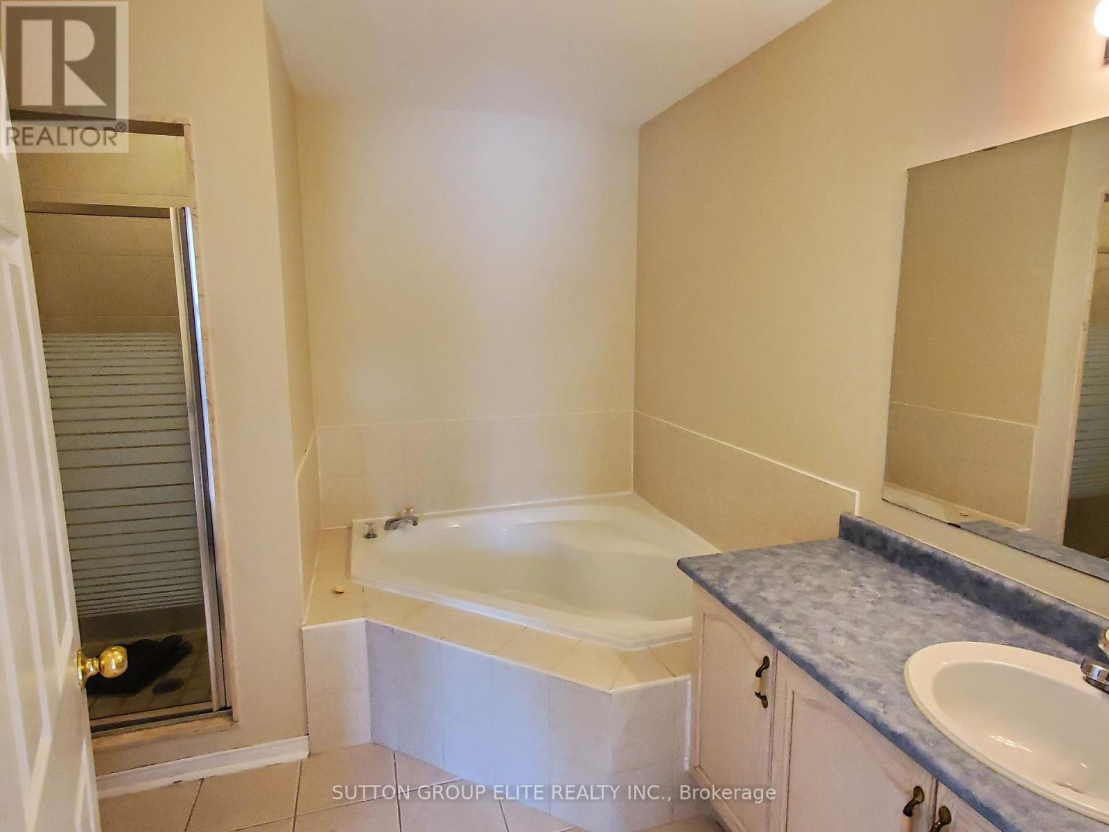 3938 Nightshade Lane, Mississauga, Ontario  L5N 7J4 - Photo 10 - W12439402