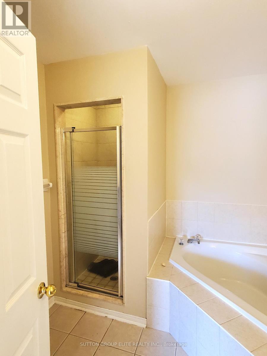 3938 Nightshade Lane, Mississauga, Ontario  L5N 7J4 - Photo 11 - W12439402
