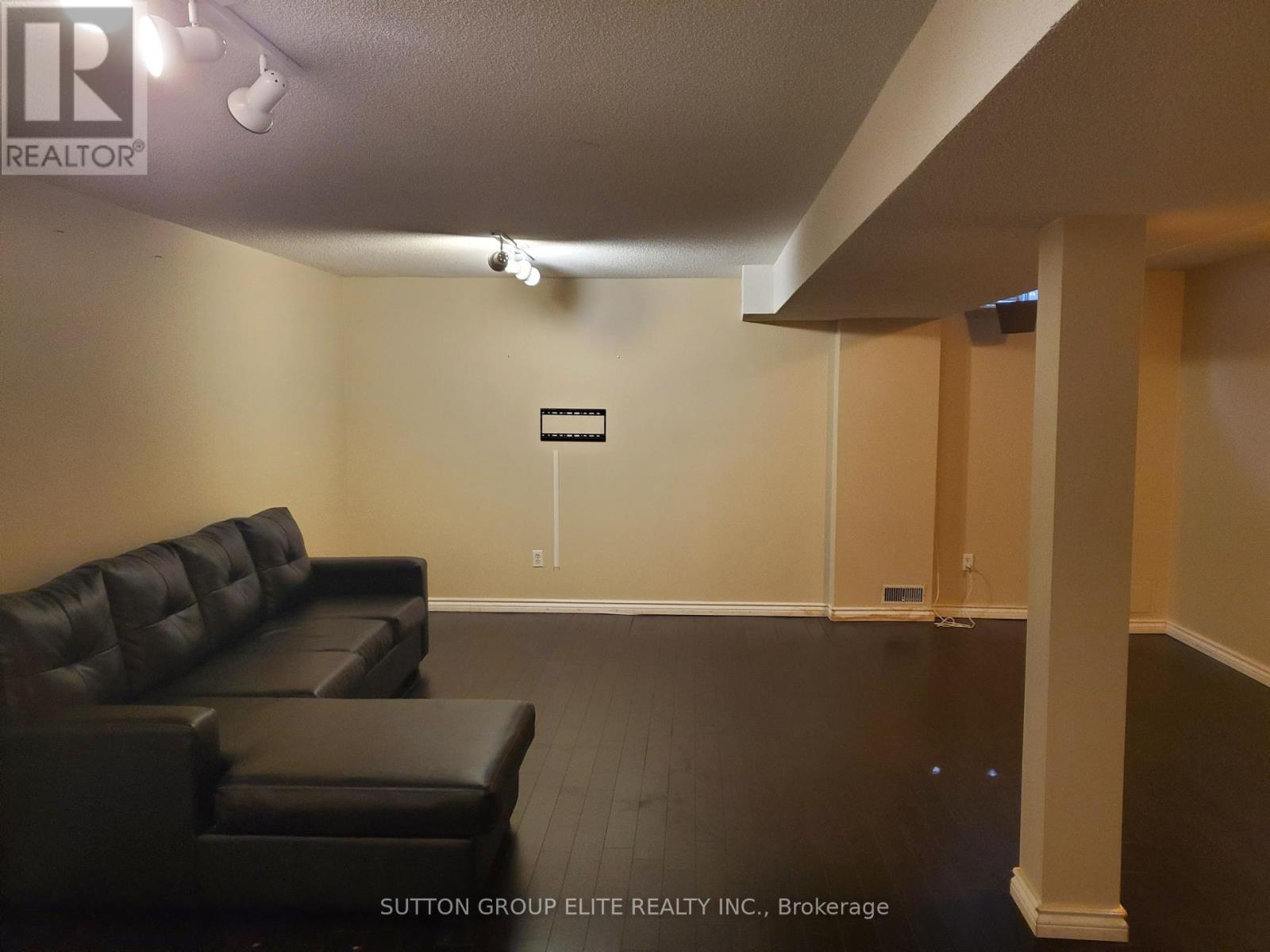 3938 Nightshade Lane, Mississauga, Ontario  L5N 7J4 - Photo 17 - W12439402
