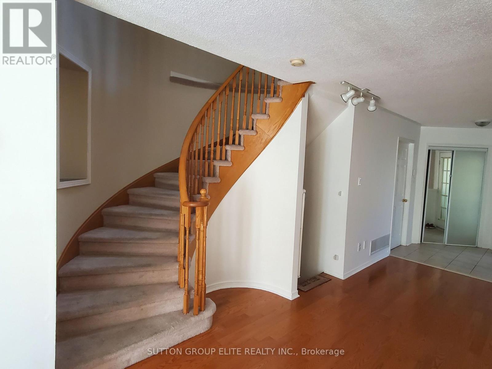 3938 Nightshade Lane, Mississauga, Ontario  L5N 7J4 - Photo 5 - W12439402