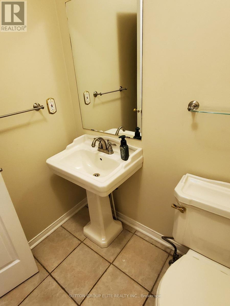 3938 Nightshade Lane, Mississauga, Ontario  L5N 7J4 - Photo 6 - W12439402