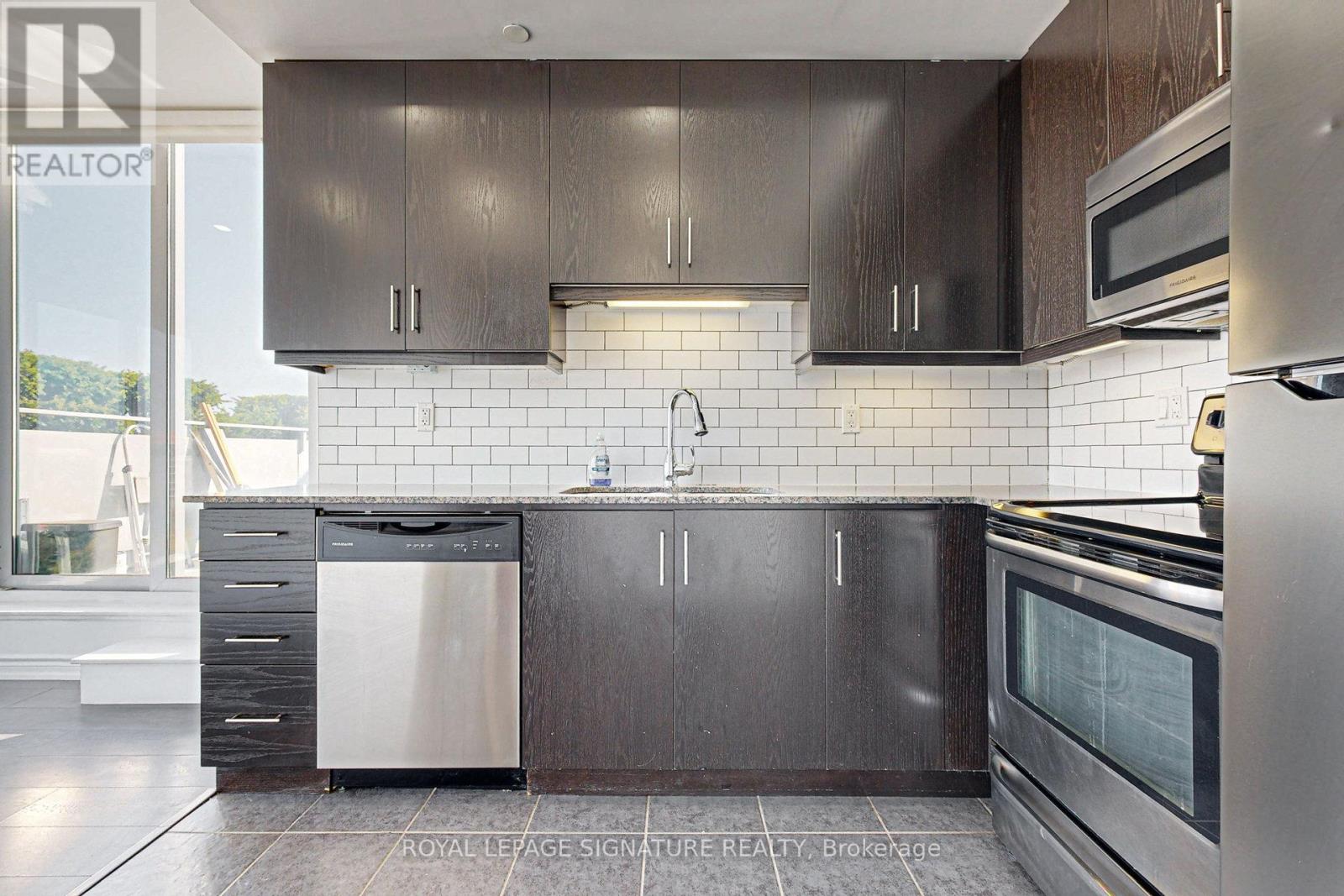 1012 - 15 James Finlay Way, Toronto, Ontario  M3M 0B3 - Photo 6 - W12439407