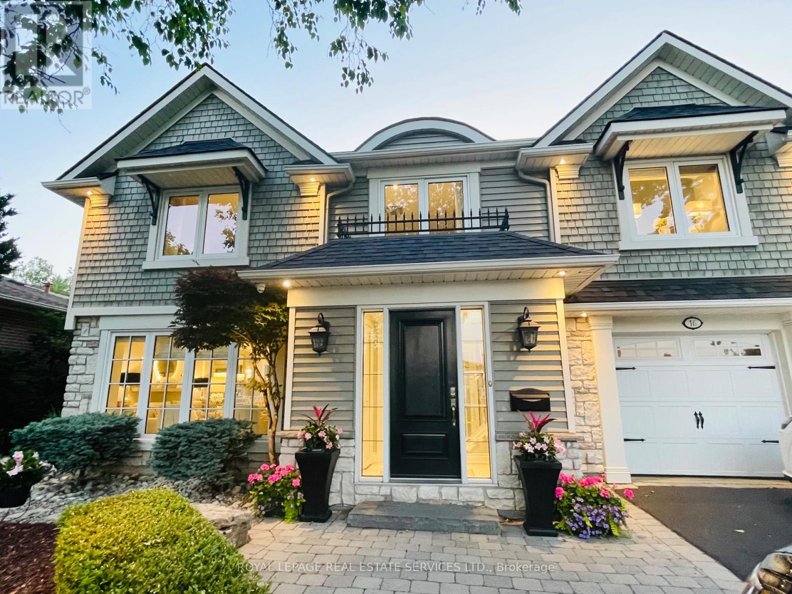 16 Ferndale Crescent, Brampton, Ontario  L6W 1E9 - Photo 2 - W12439419