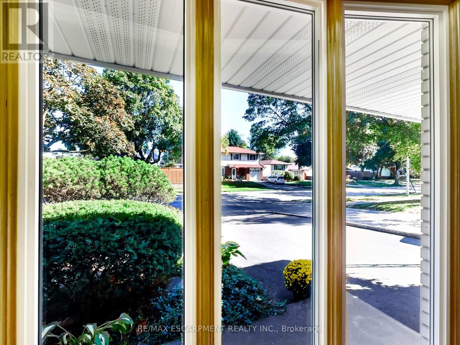 558 Parkside Crescent, Burlington, Ontario  L7L 4G9 - Photo 10 - W12439423