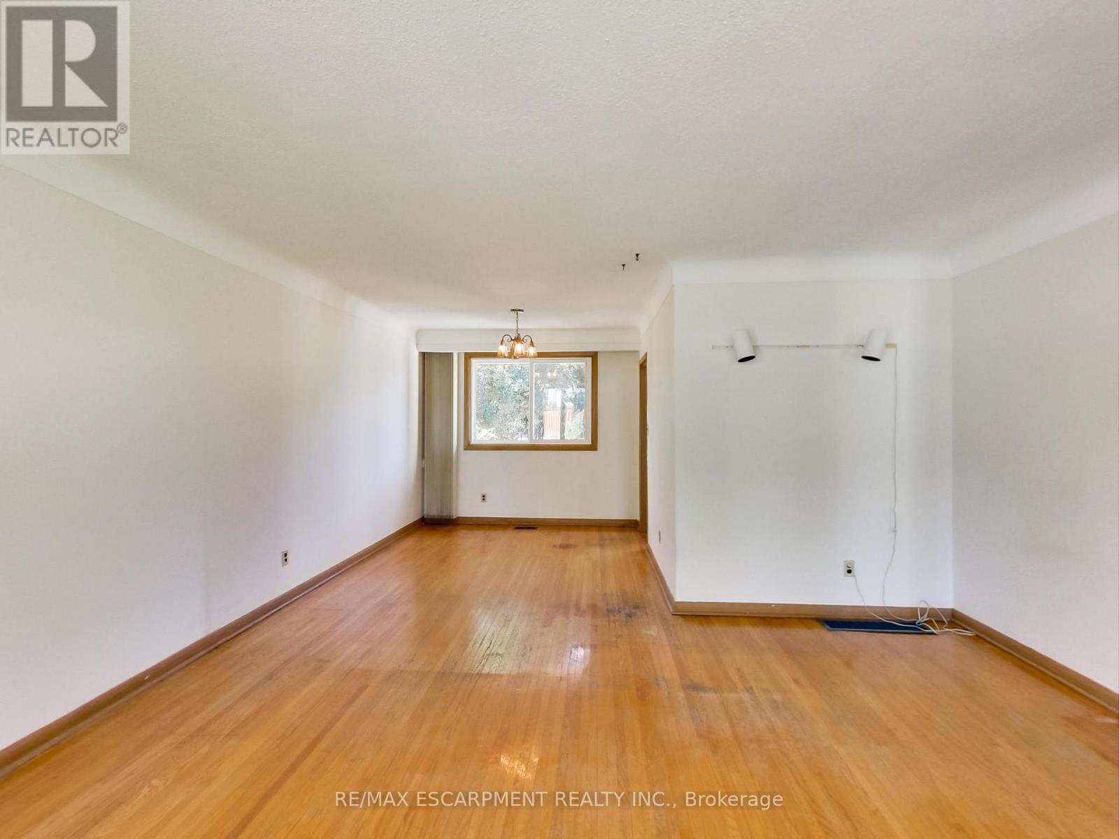 558 Parkside Crescent, Burlington, Ontario  L7L 4G9 - Photo 11 - W12439423
