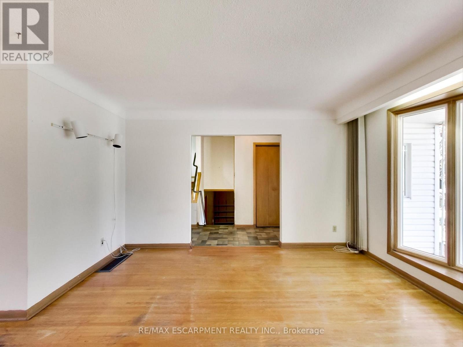 558 Parkside Crescent, Burlington, Ontario  L7L 4G9 - Photo 12 - W12439423