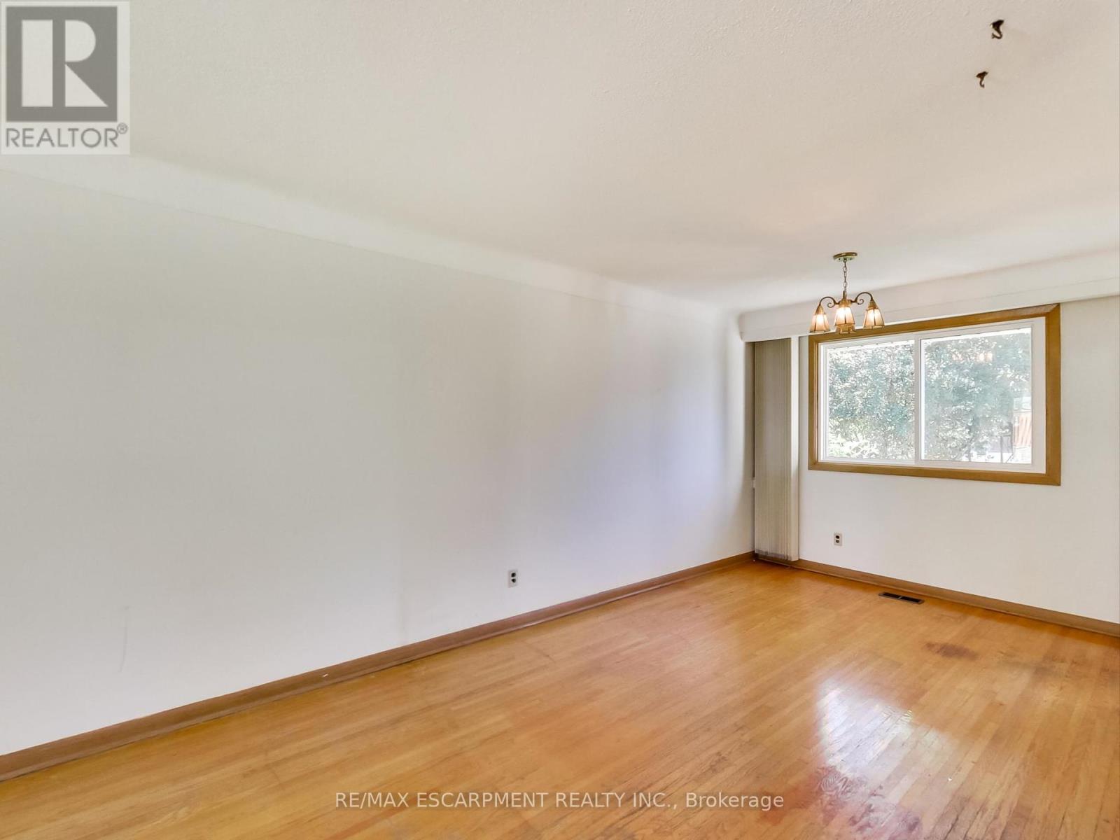 558 Parkside Crescent, Burlington, Ontario  L7L 4G9 - Photo 13 - W12439423