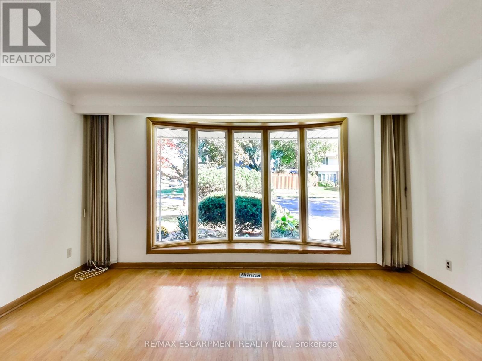 558 Parkside Crescent, Burlington, Ontario  L7L 4G9 - Photo 14 - W12439423