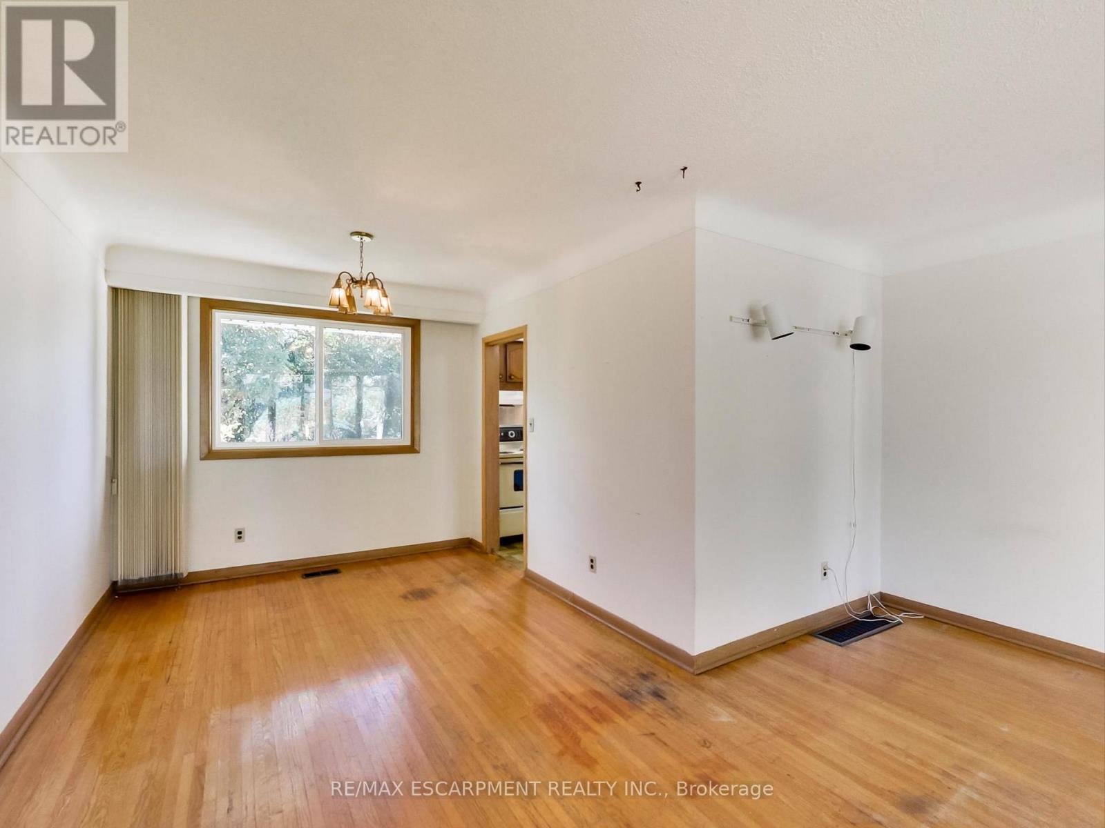 558 Parkside Crescent, Burlington, Ontario  L7L 4G9 - Photo 15 - W12439423