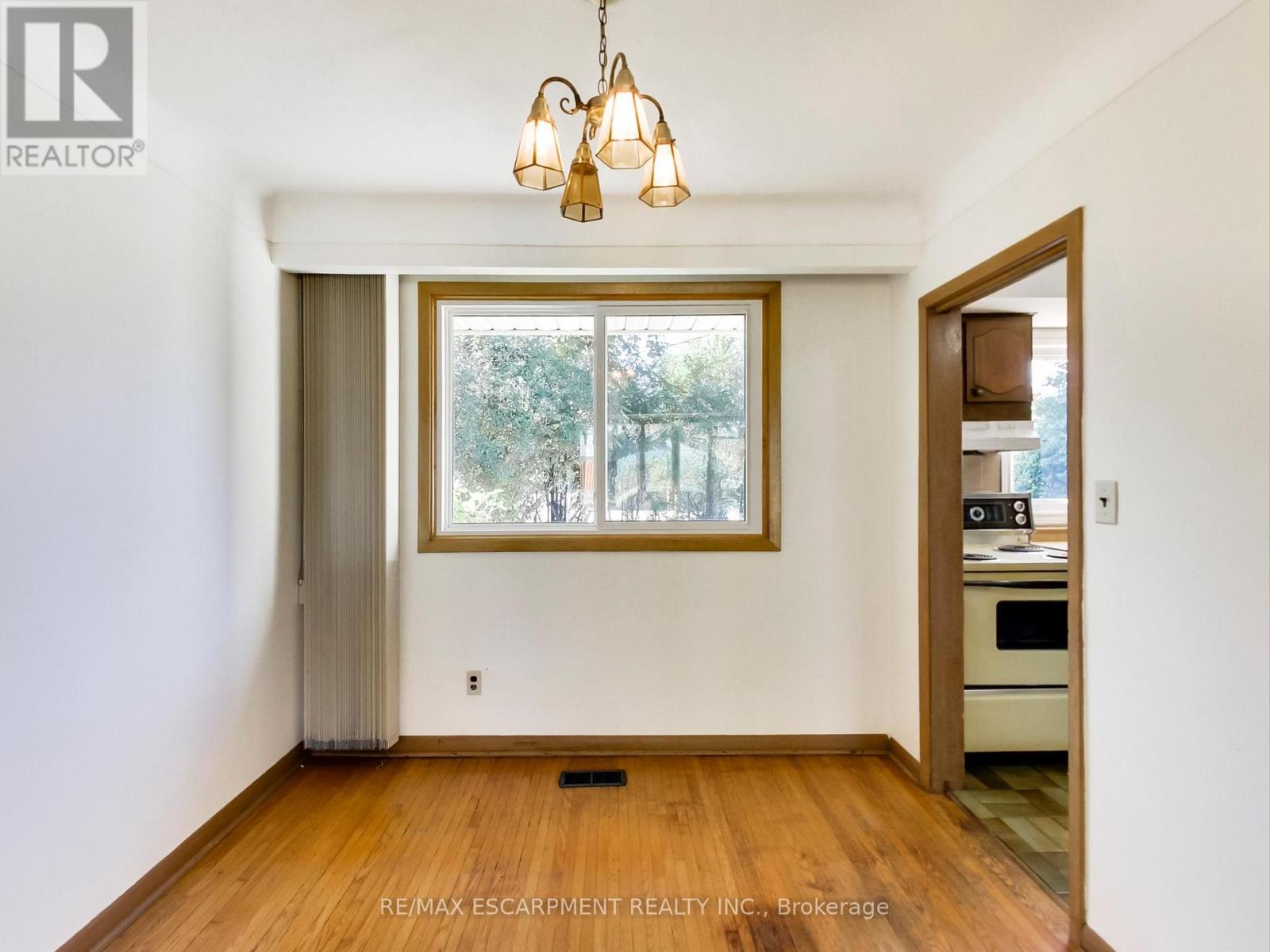 558 Parkside Crescent, Burlington, Ontario  L7L 4G9 - Photo 16 - W12439423