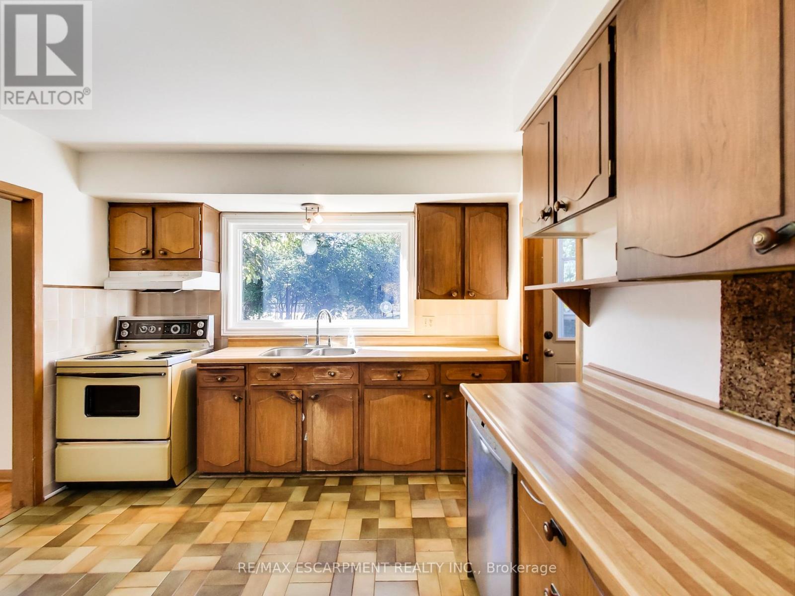 558 Parkside Crescent, Burlington, Ontario  L7L 4G9 - Photo 17 - W12439423