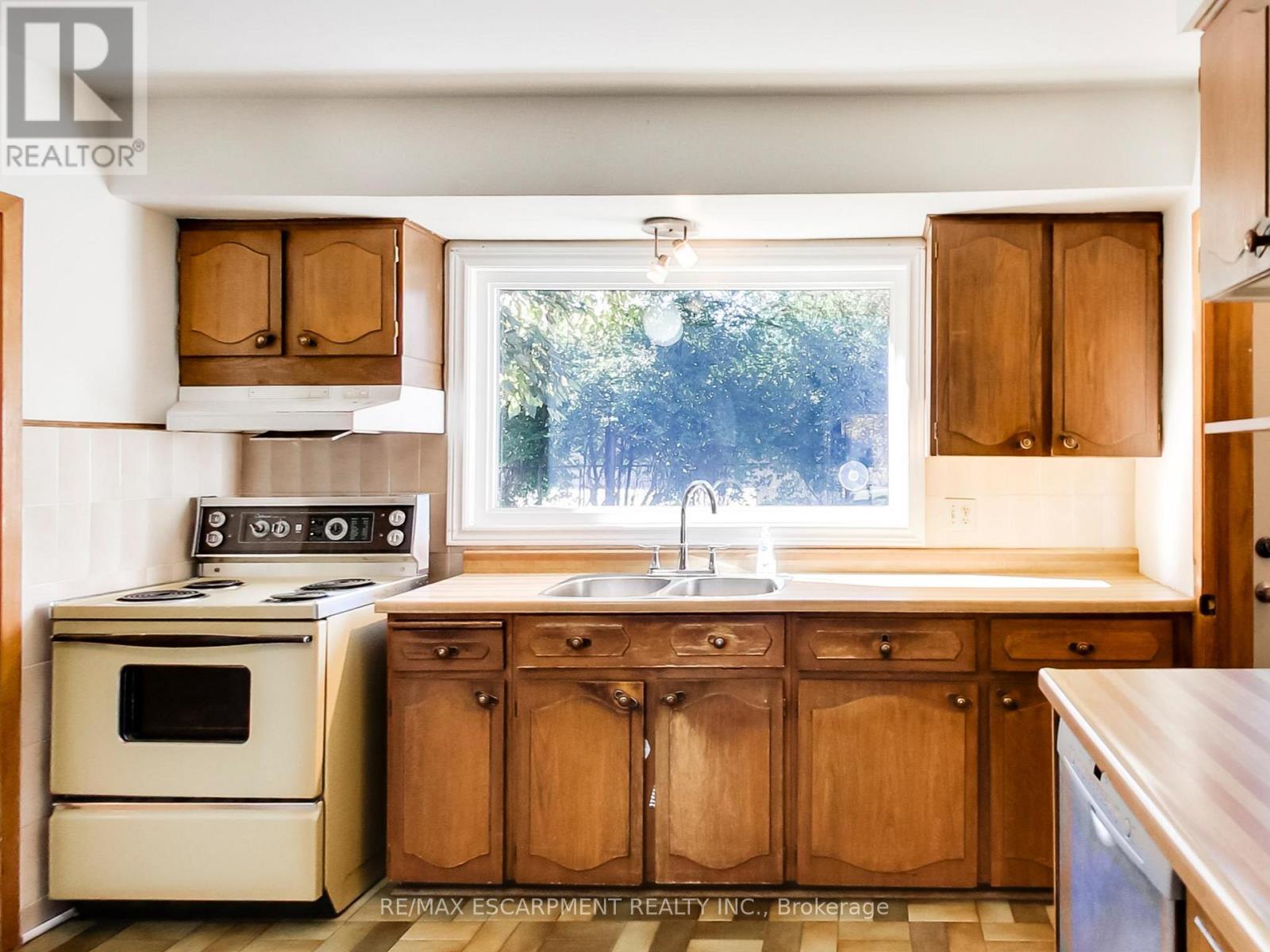 558 Parkside Crescent, Burlington, Ontario  L7L 4G9 - Photo 18 - W12439423