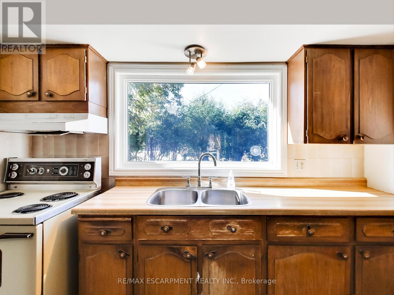 558 Parkside Crescent, Burlington, Ontario  L7L 4G9 - Photo 19 - W12439423
