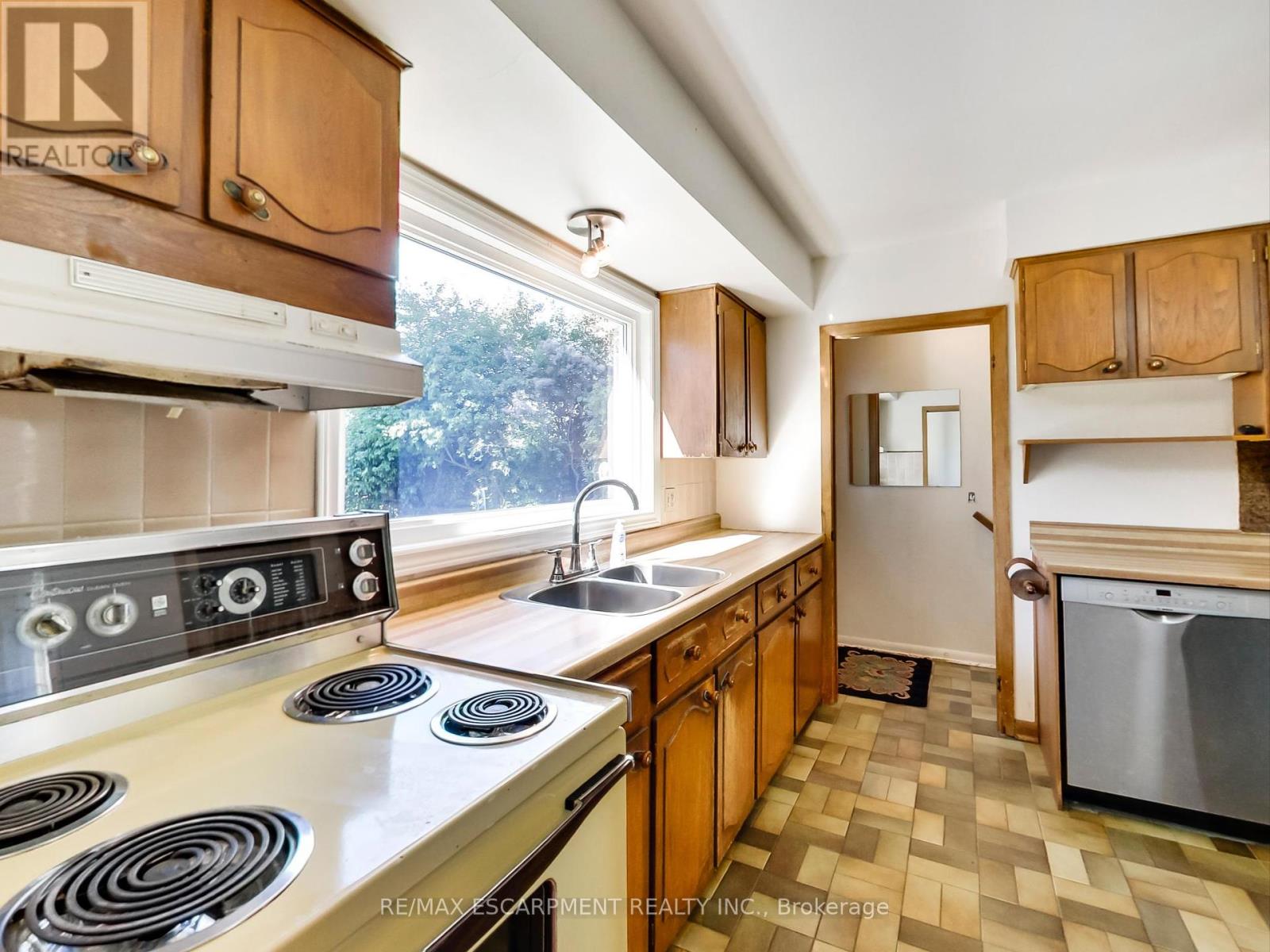 558 Parkside Crescent, Burlington, Ontario  L7L 4G9 - Photo 22 - W12439423