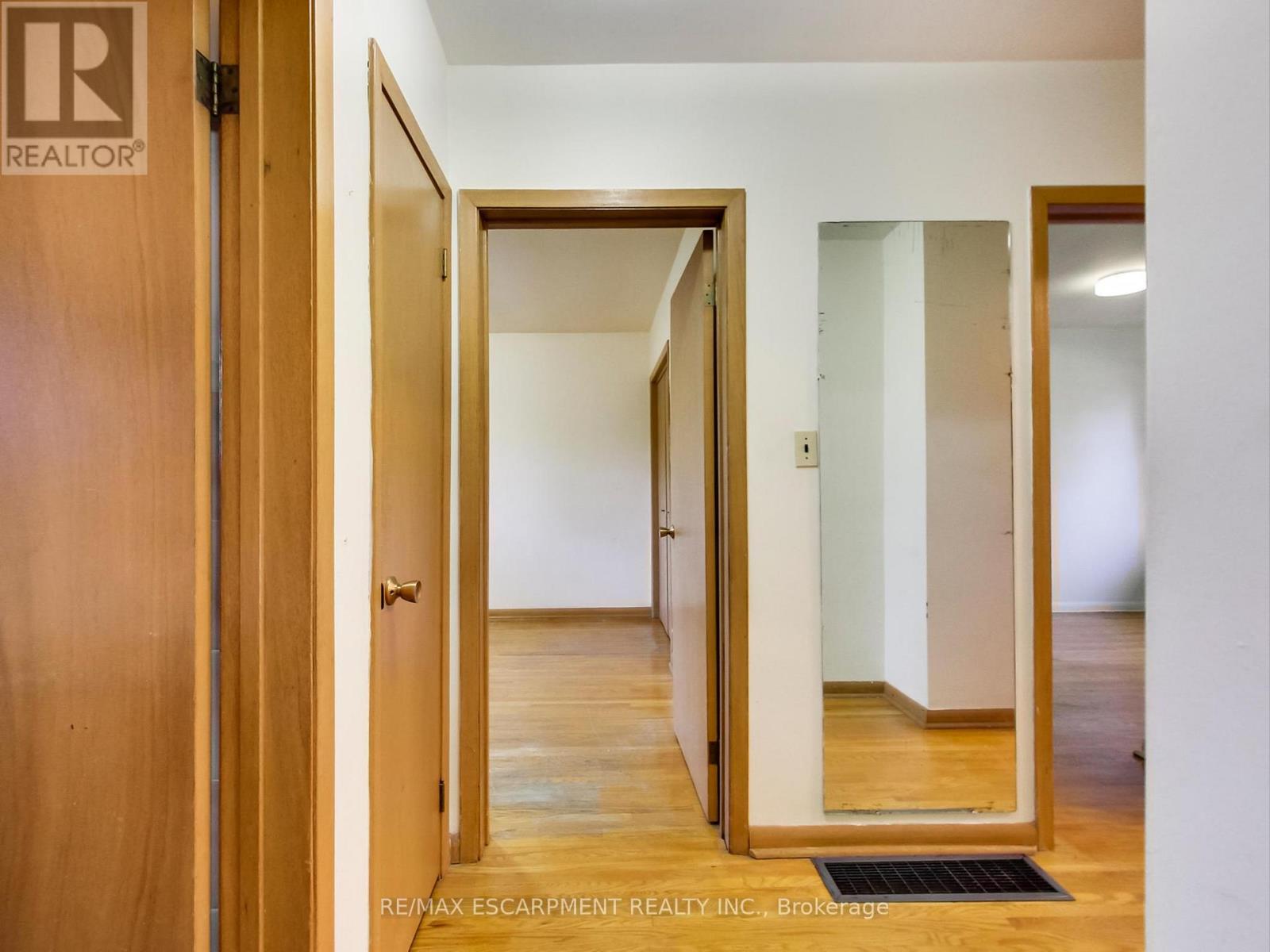 558 Parkside Crescent, Burlington, Ontario  L7L 4G9 - Photo 23 - W12439423