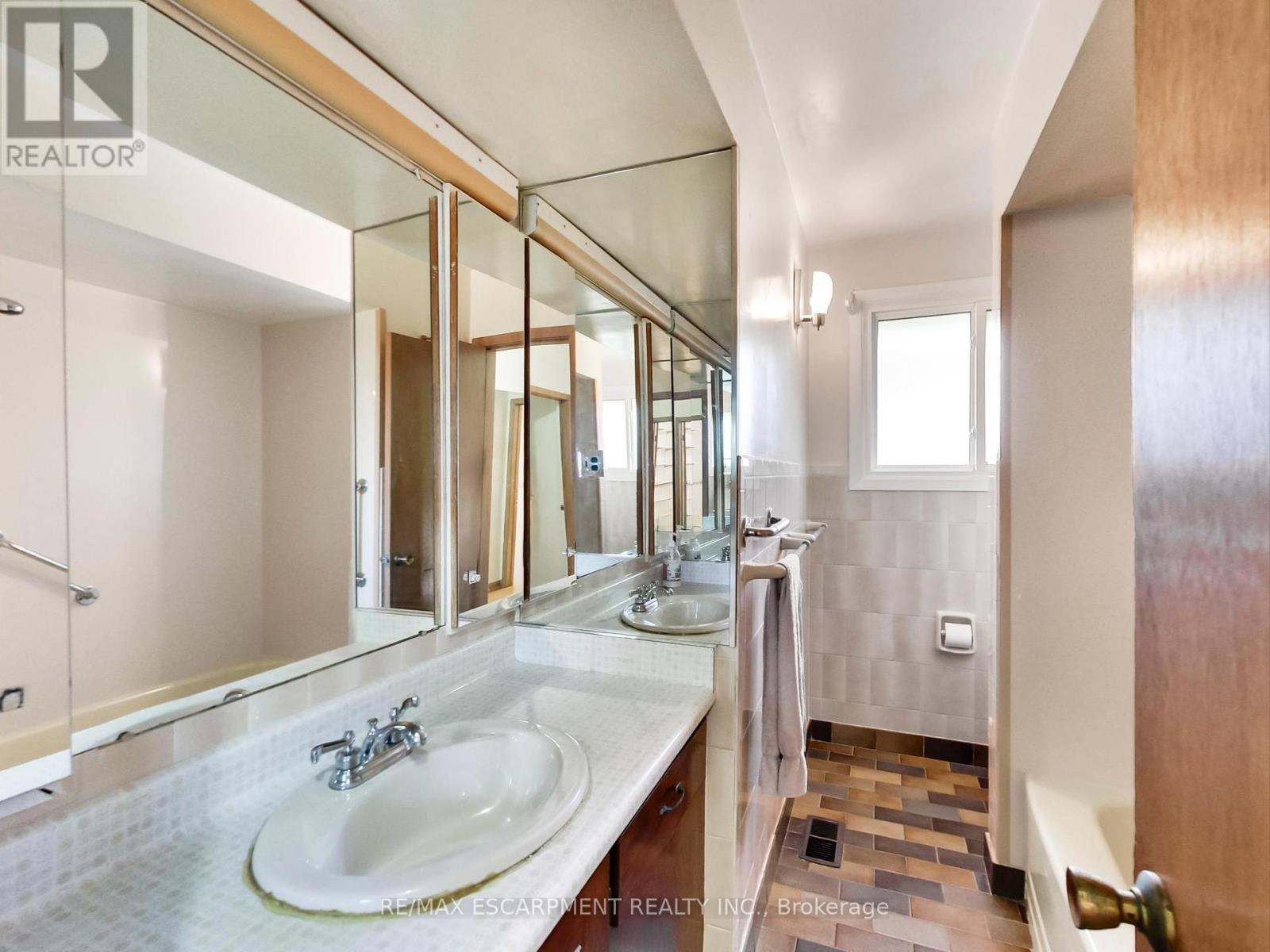 558 Parkside Crescent, Burlington, Ontario  L7L 4G9 - Photo 24 - W12439423
