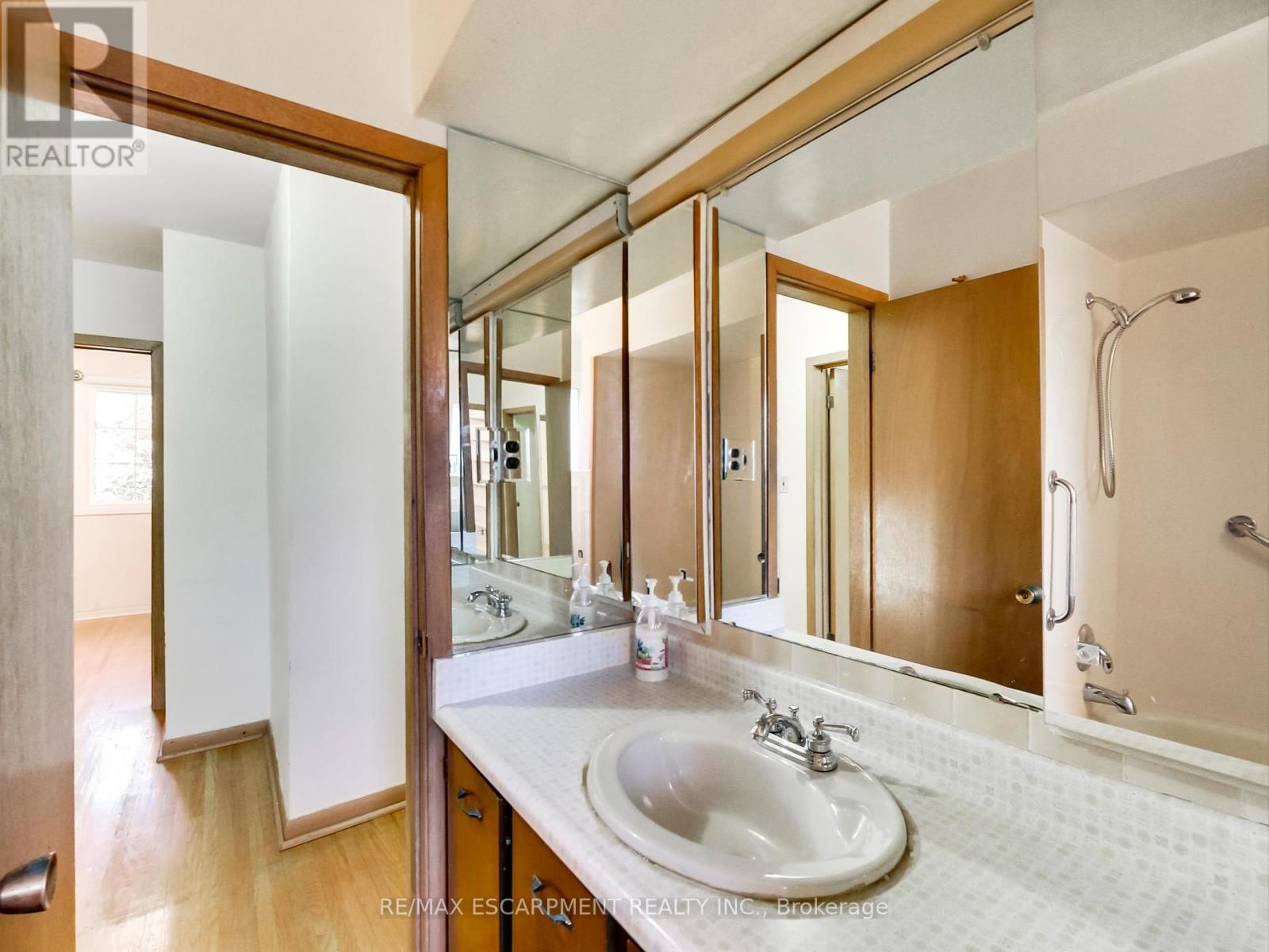 558 Parkside Crescent, Burlington, Ontario  L7L 4G9 - Photo 25 - W12439423