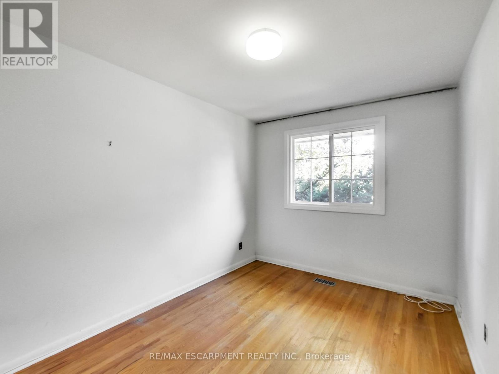 558 Parkside Crescent, Burlington, Ontario  L7L 4G9 - Photo 28 - W12439423