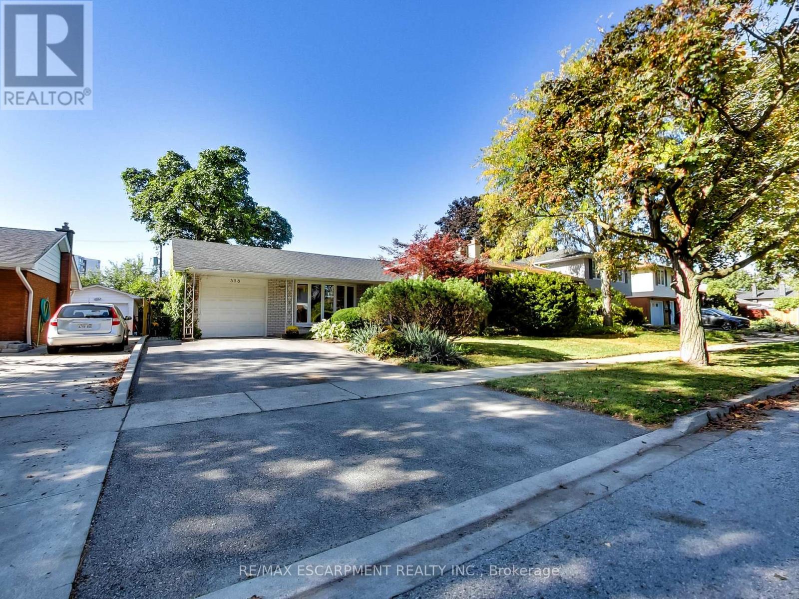 558 Parkside Crescent, Burlington, Ontario  L7L 4G9 - Photo 3 - W12439423