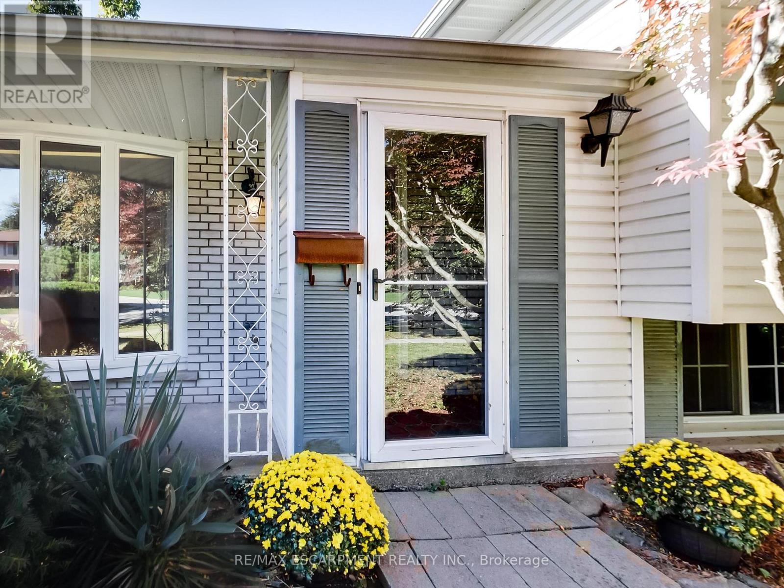 558 Parkside Crescent, Burlington, Ontario  L7L 4G9 - Photo 4 - W12439423
